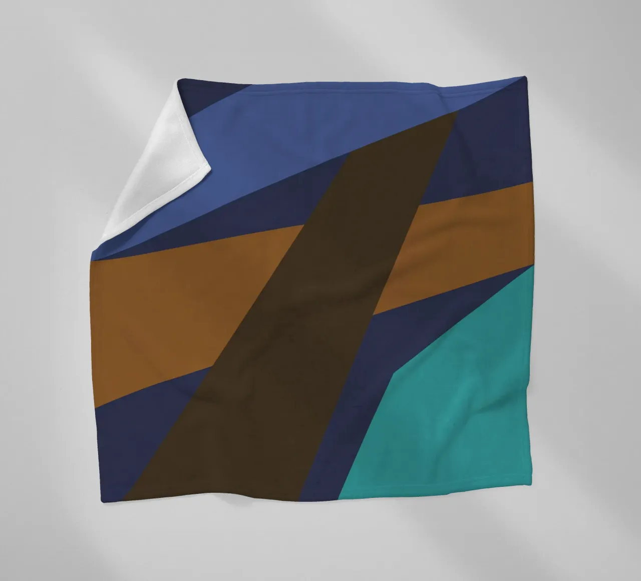 Design geometrico retrò in blu, marrone e verde mare coperta in pile da Petra Lang