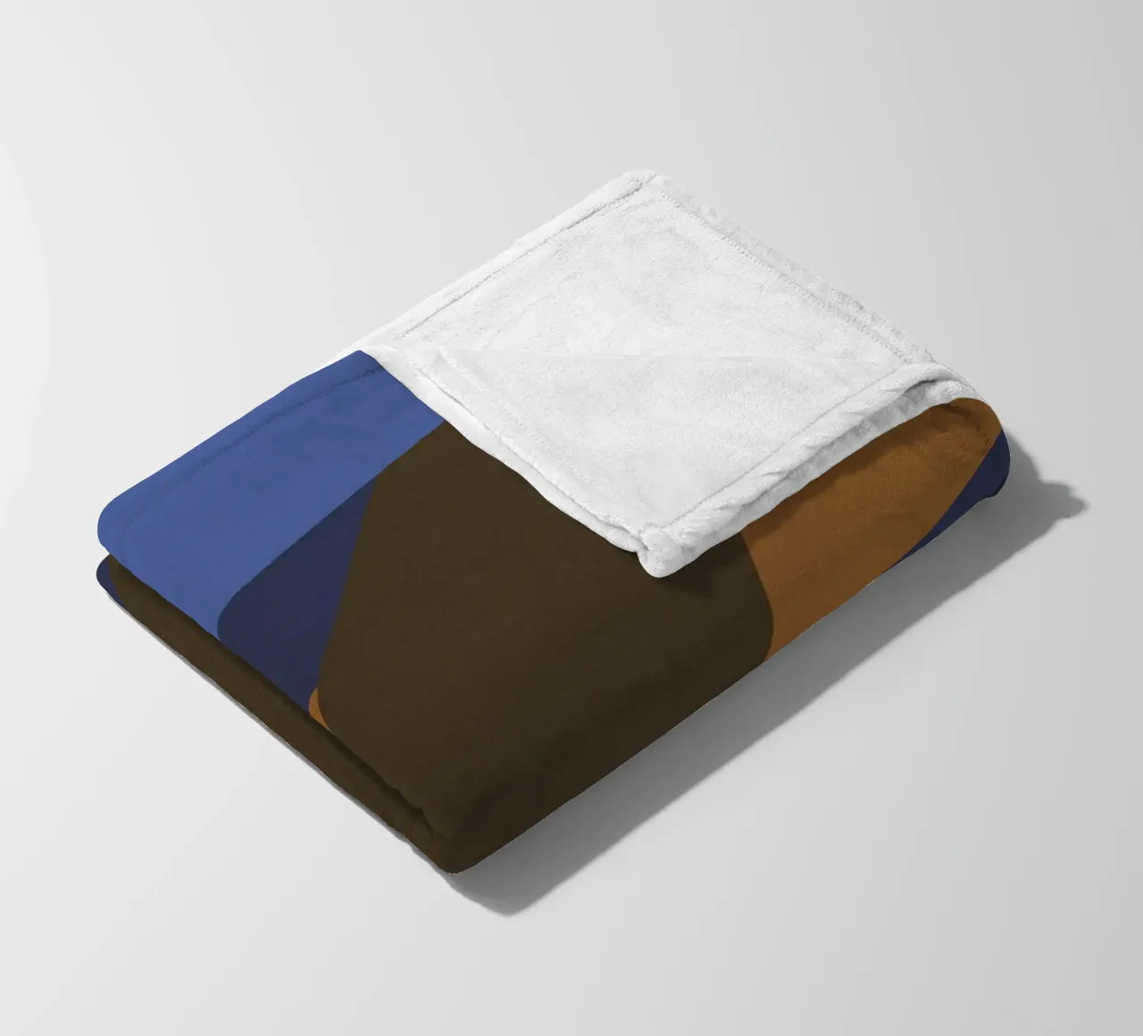 Design geometrico retrò in blu, marrone e verde mare coperta in pile da Petra Lang