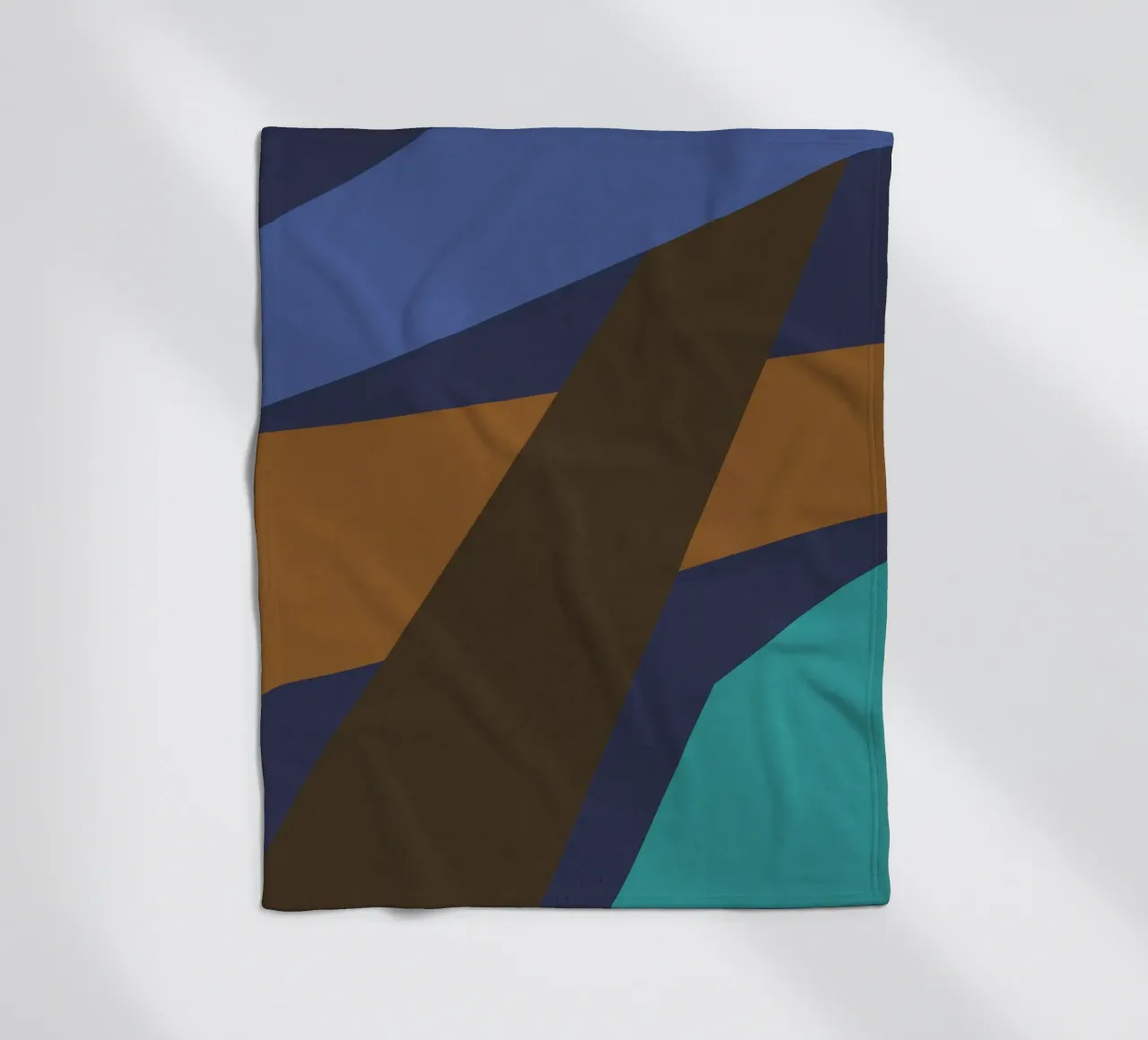 Design geometrico retrò in blu, marrone e verde mare coperta in pile da Petra Lang
