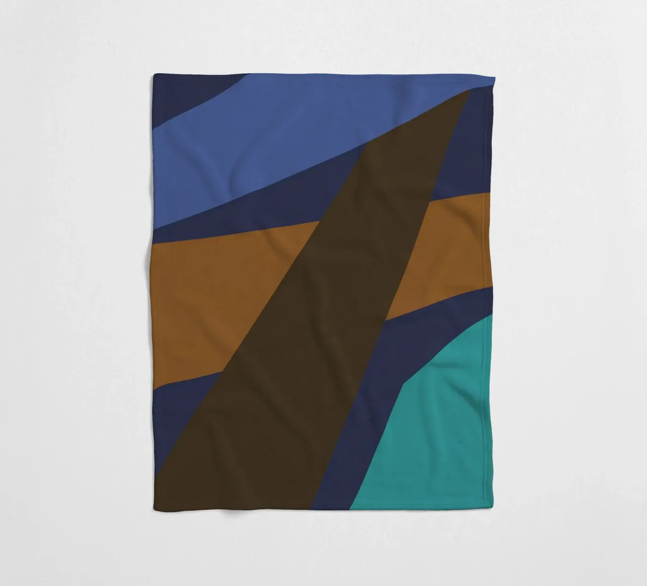 Design geometrico retrò in blu, marrone e verde mare coperta in pile da Petra Lang