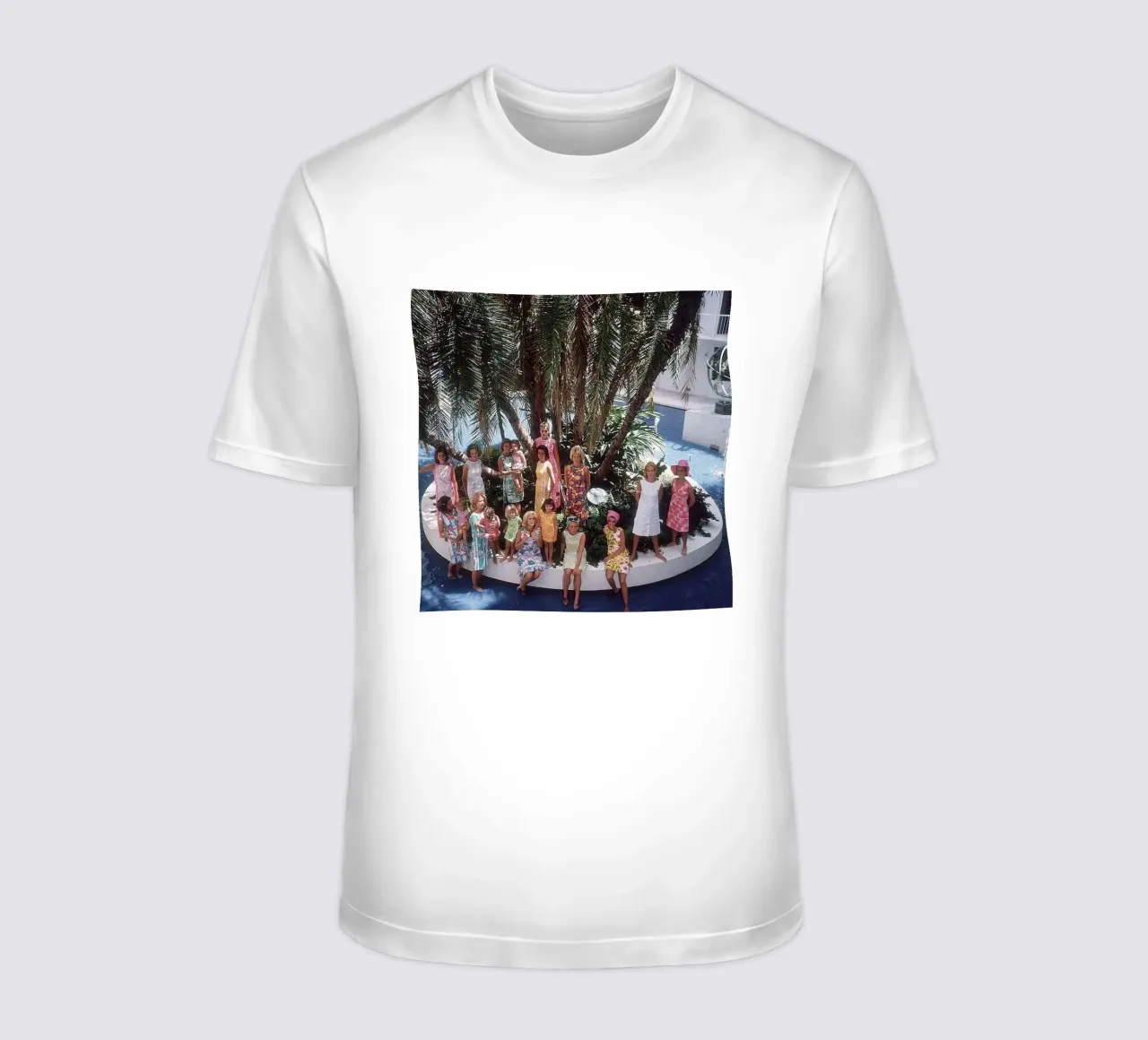 Raduno in piscina - Slim Aarons t-shirt da The Poster UK
