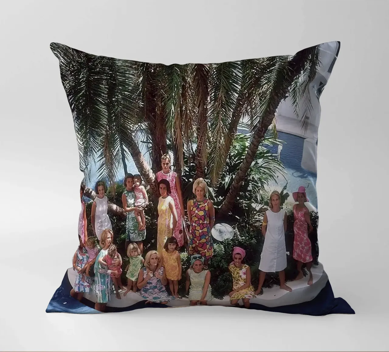 Raduno in piscina - Slim Aarons cuscino da The Poster UK