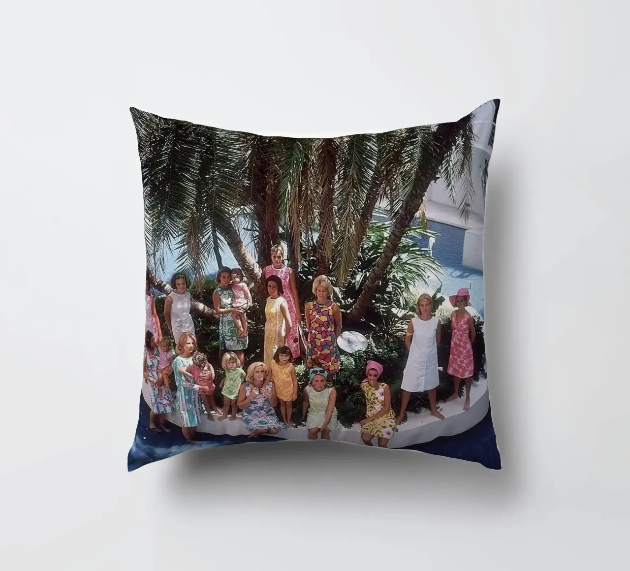 Raduno in piscina - Slim Aarons cuscino da The Poster UK