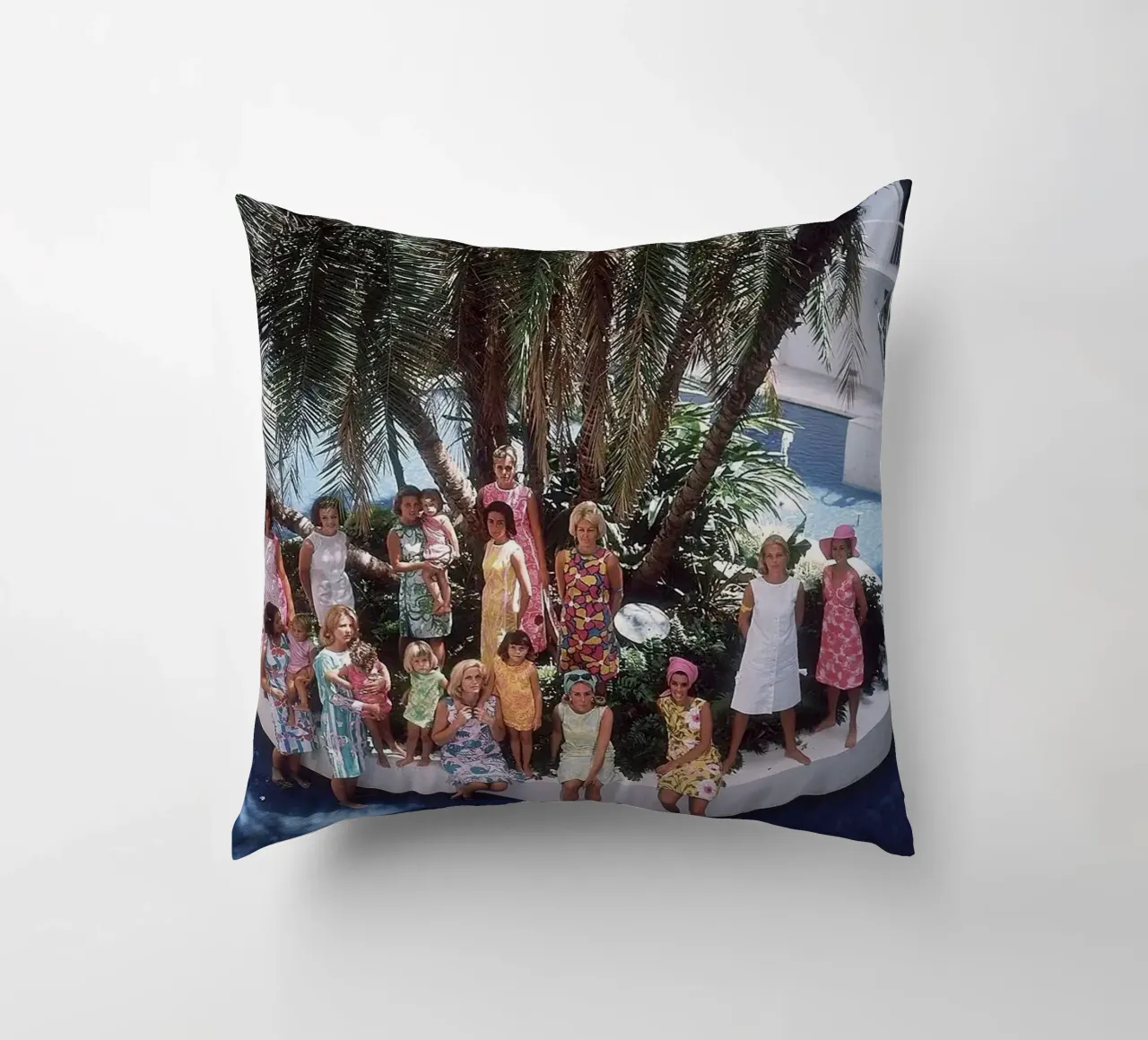 Raduno in piscina - Slim Aarons cuscino da The Poster UK
