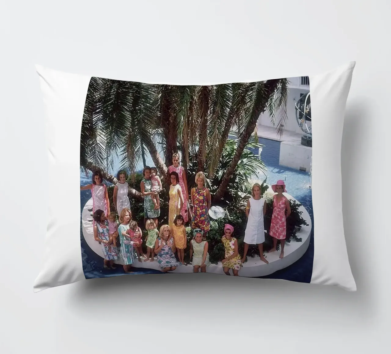 Raduno in piscina - Slim Aarons cuscino da The Poster UK
