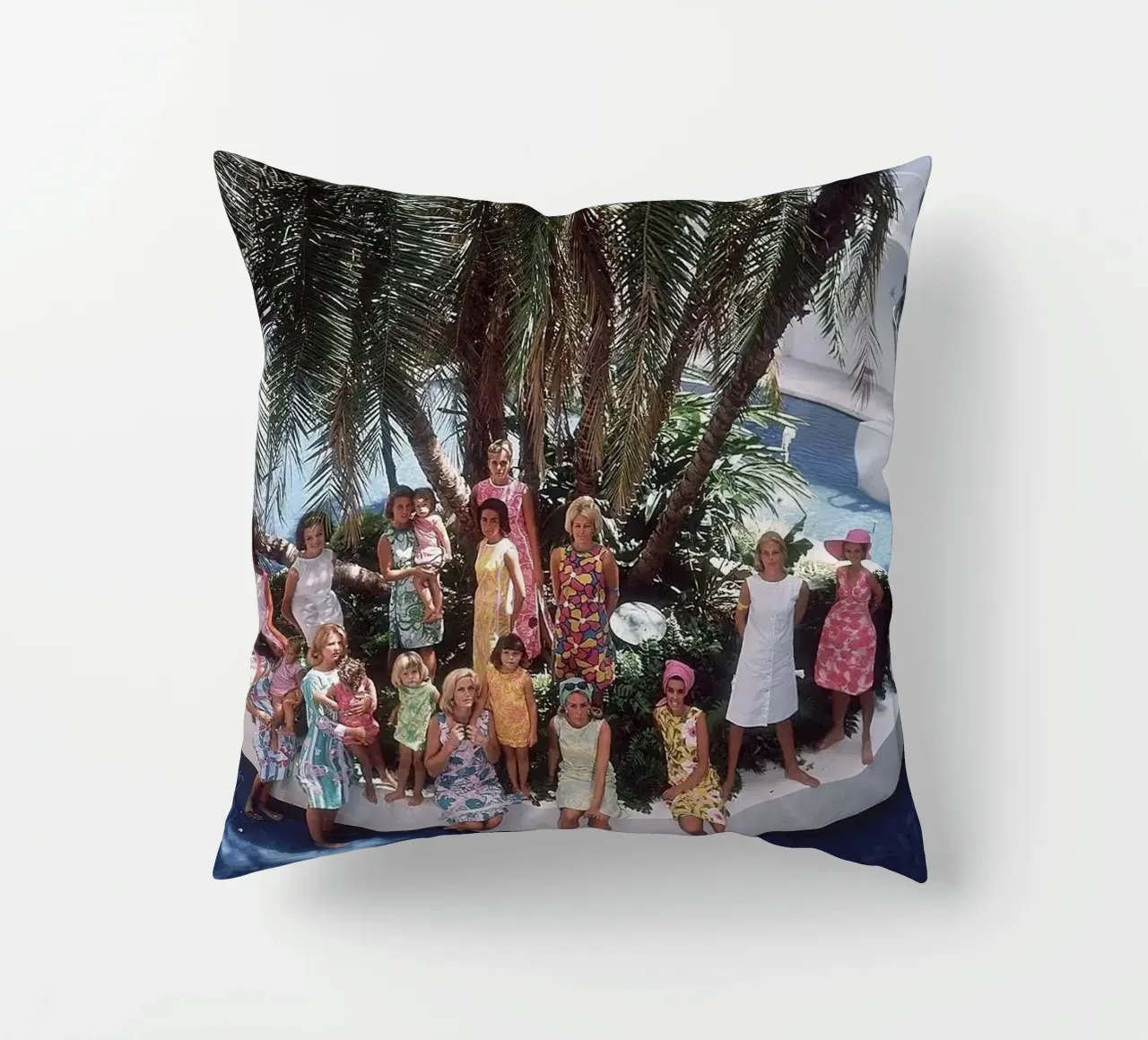 Raduno in piscina - Slim Aarons cuscino da The Poster UK