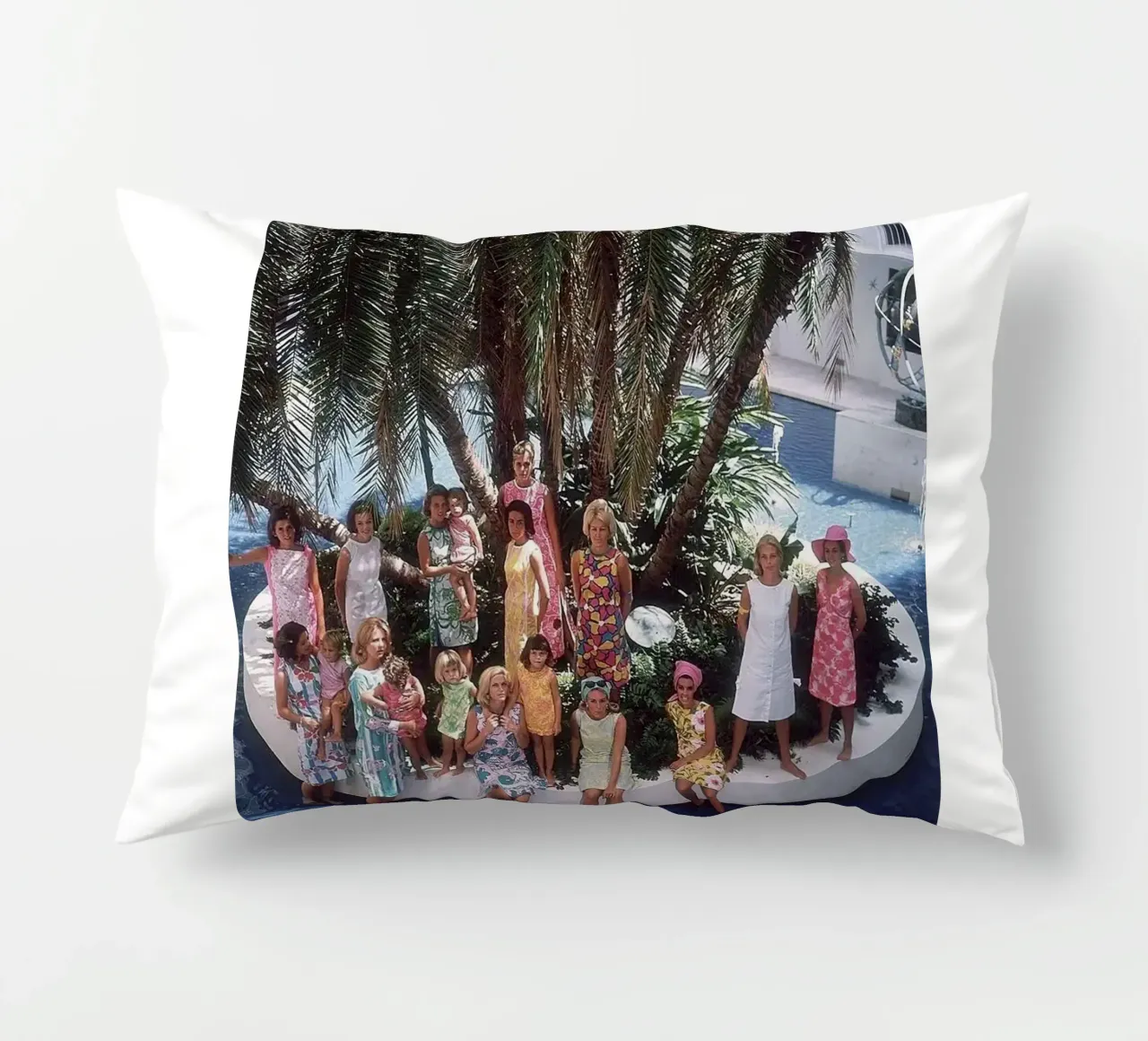 Raduno in piscina - Slim Aarons cuscino da The Poster UK