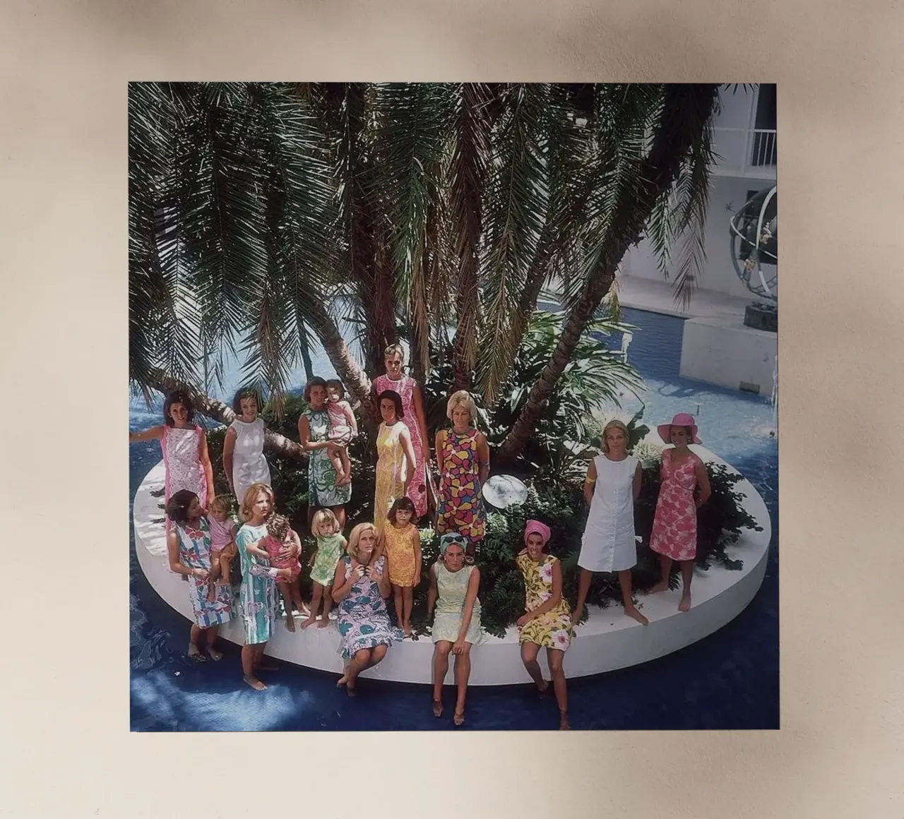 Raduno in piscina - Slim Aarons pellicola backlit da The Poster UK