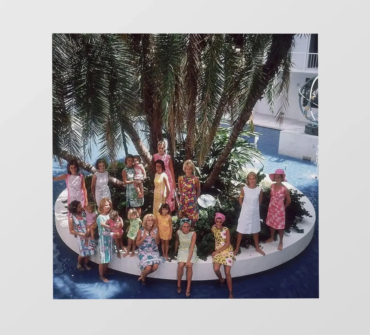 Raduno in piscina - Slim Aarons pellicola backlit da The Poster UK