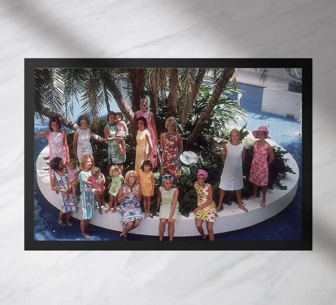 Raduno in piscina - Slim Aarons zerbino da The Poster UK