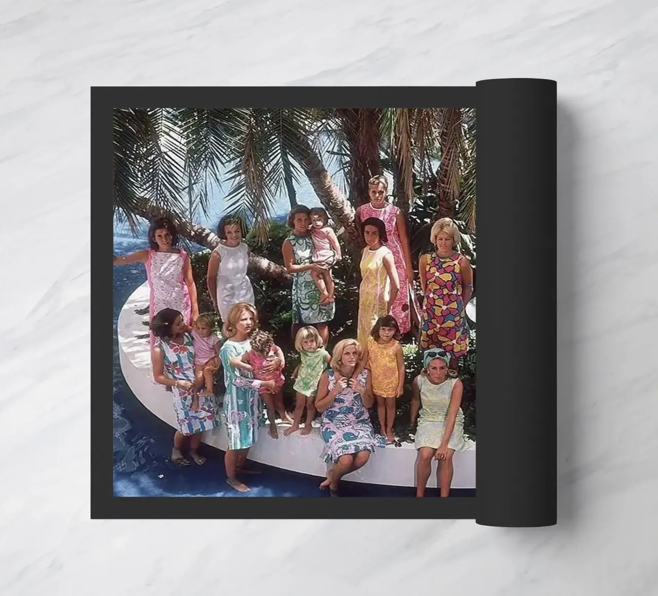 Raduno in piscina - Slim Aarons zerbino da The Poster UK