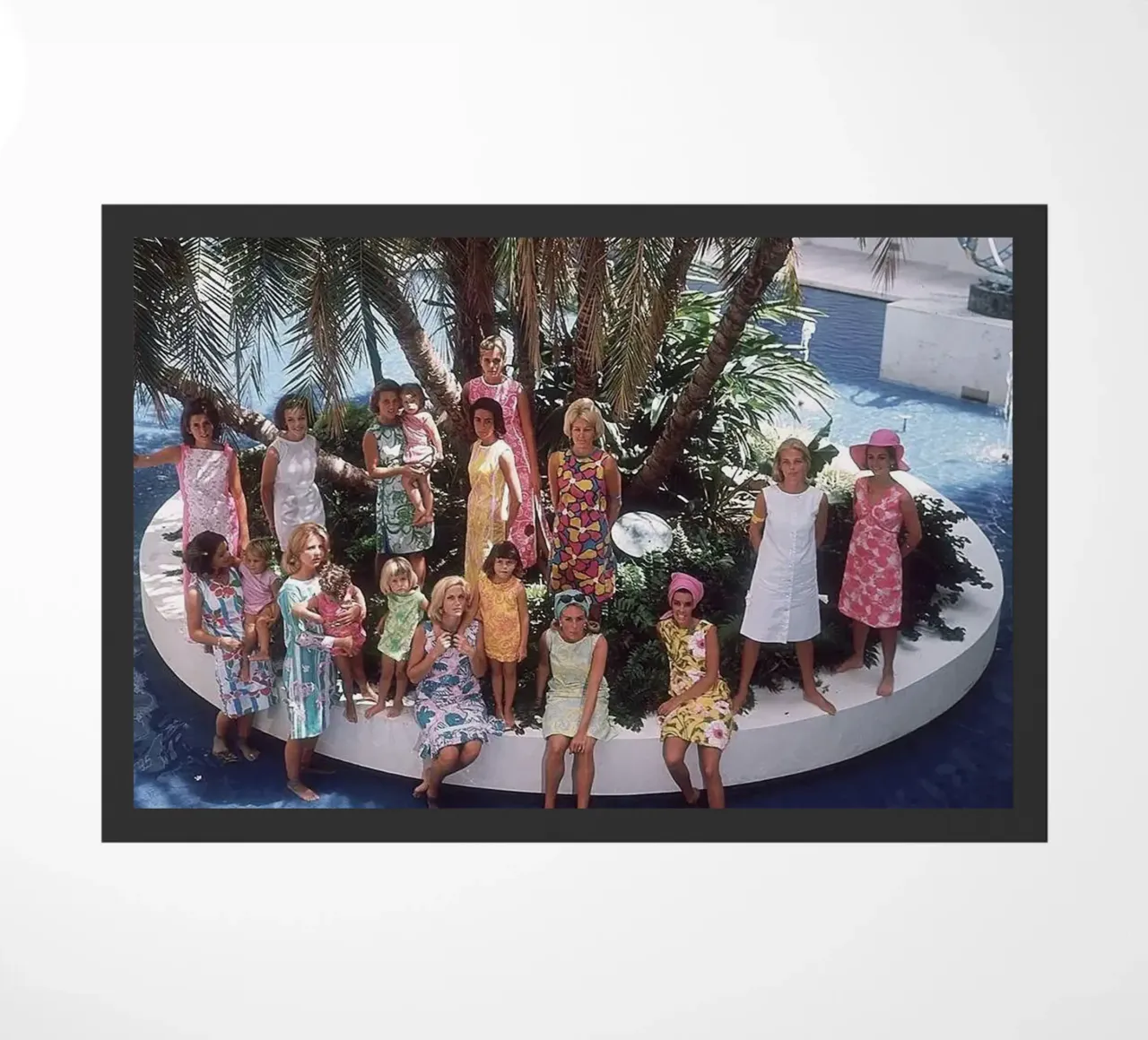 Raduno in piscina - Slim Aarons zerbino da The Poster UK