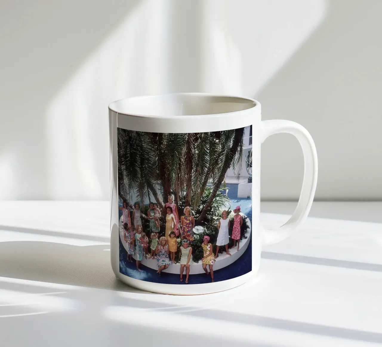 Raduno in piscina - Slim Aarons tazza in ceramica da The Poster UK