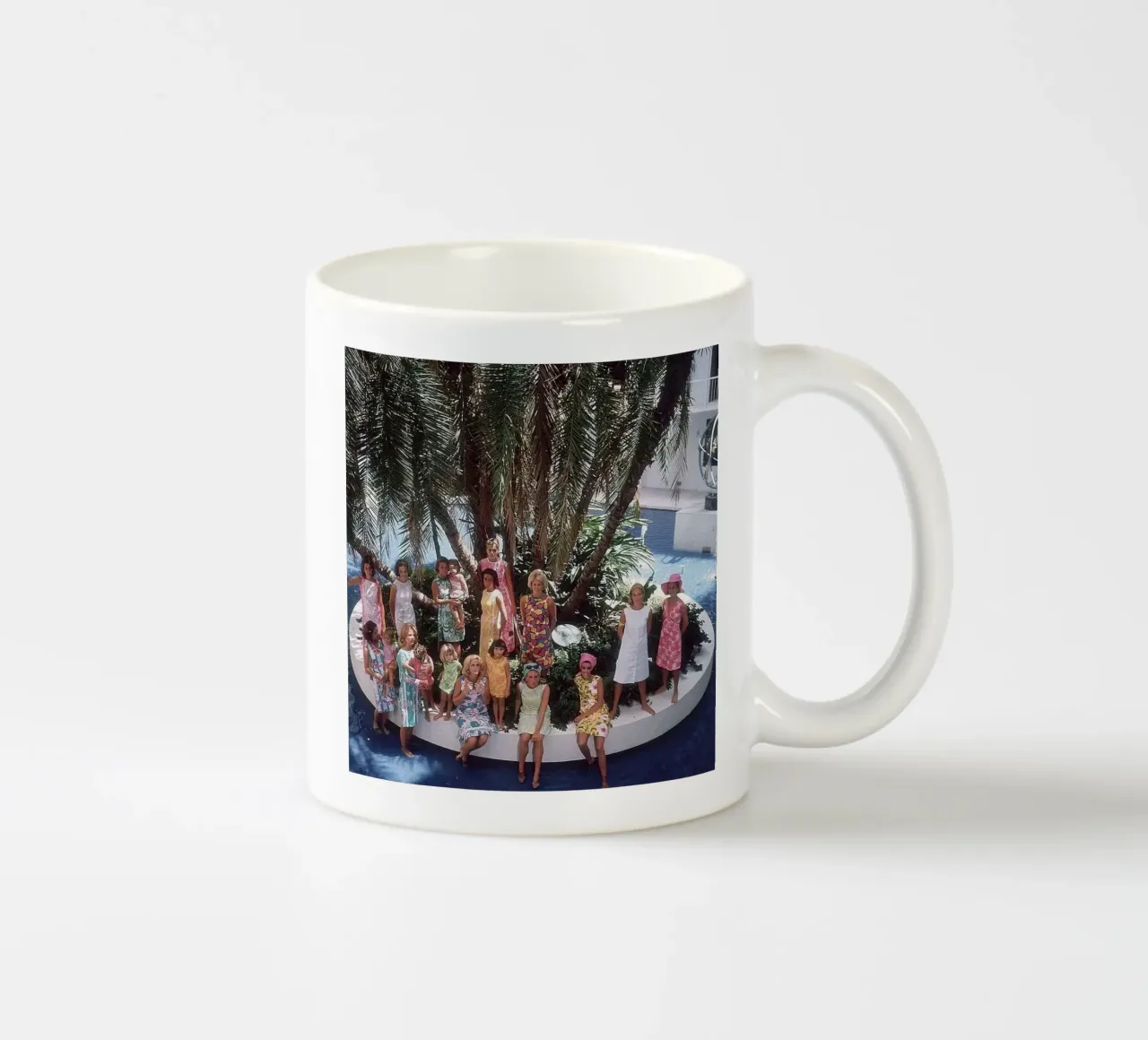 Raduno in piscina - Slim Aarons tazza in ceramica da The Poster UK