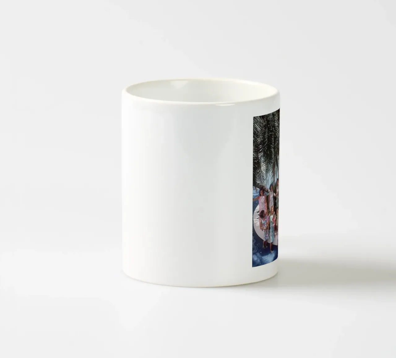 Raduno in piscina - Slim Aarons tazza in ceramica da The Poster UK