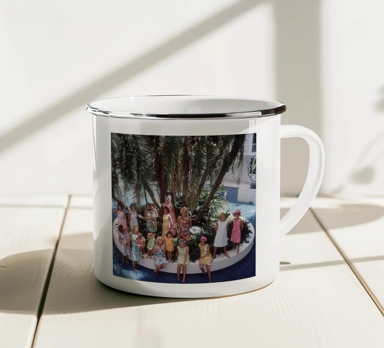 Raduno in piscina - Slim Aarons tazza in smalto da The Poster UK