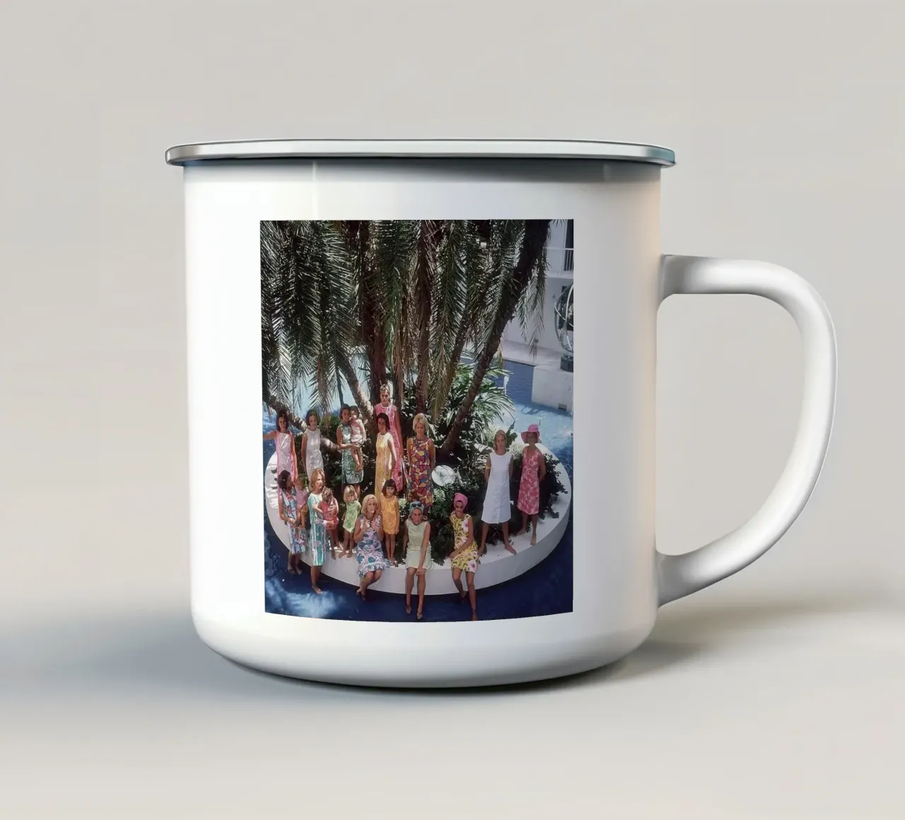 Raduno in piscina - Slim Aarons tazza in smalto da The Poster UK