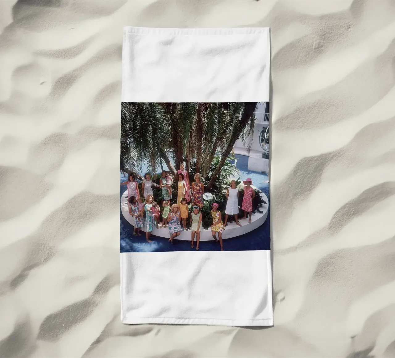 Raduno in piscina - Slim Aarons telo mare da The Poster UK