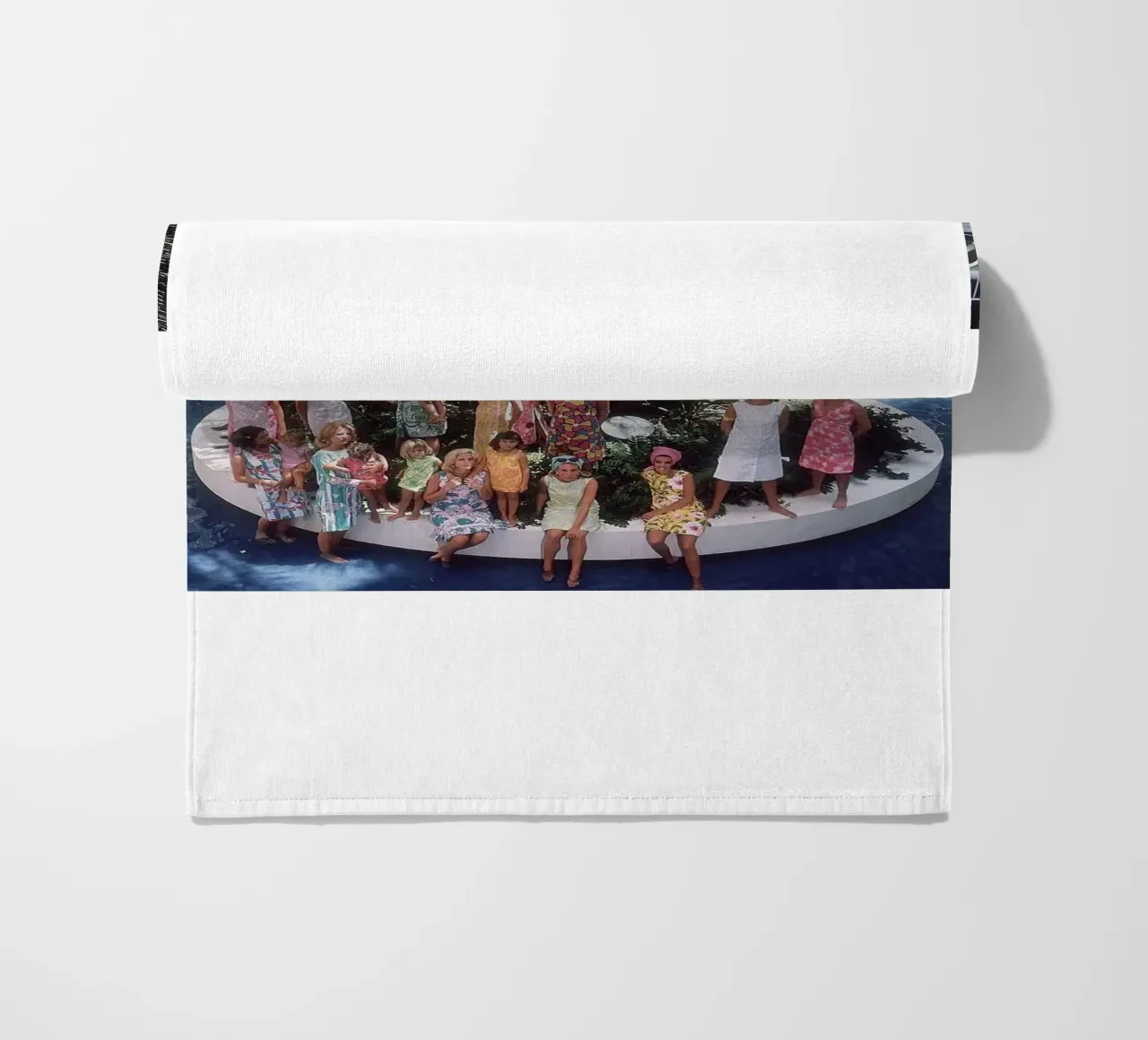 Raduno in piscina - Slim Aarons telo mare da The Poster UK