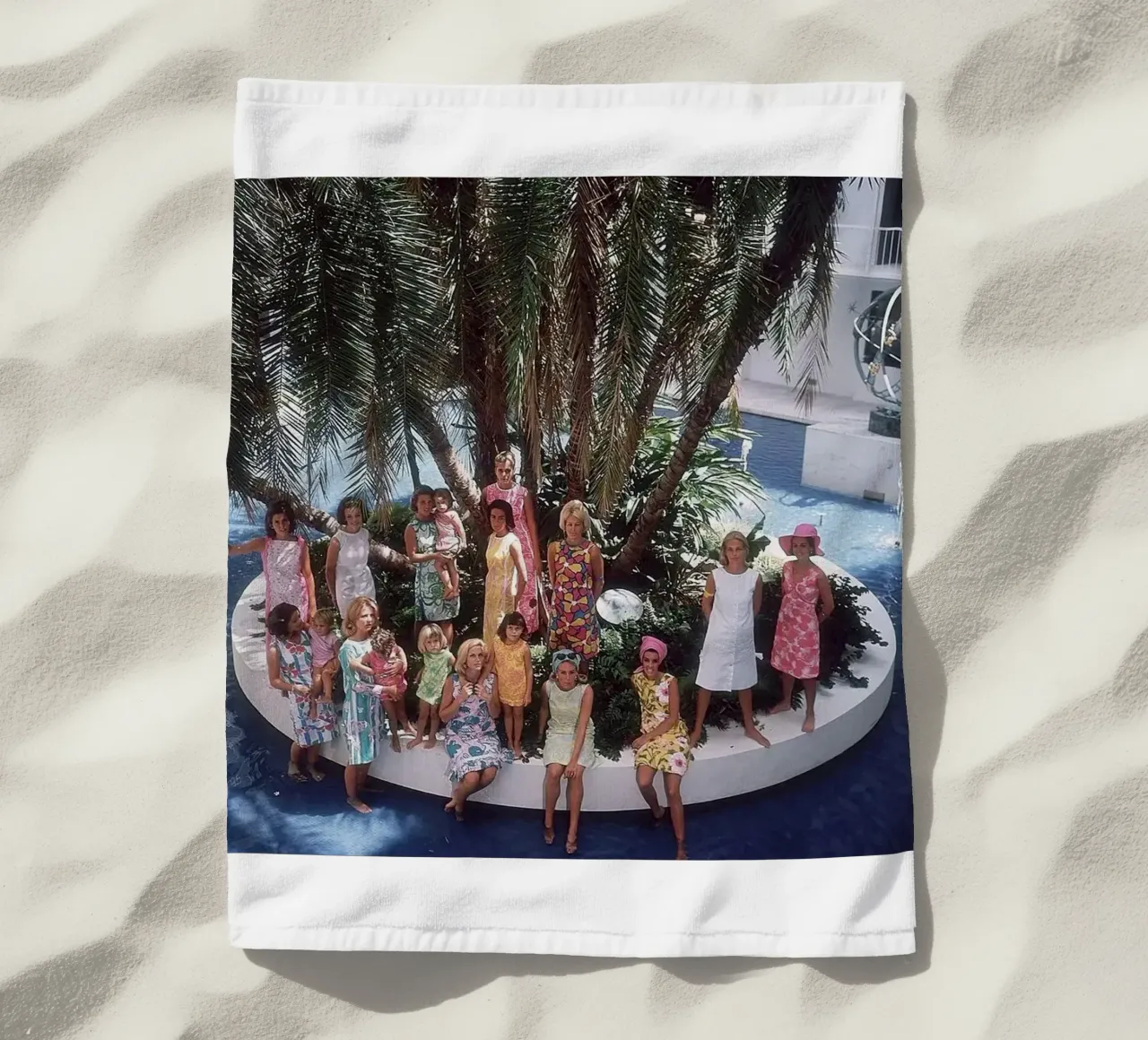 Raduno in piscina - Slim Aarons telo mare da The Poster UK