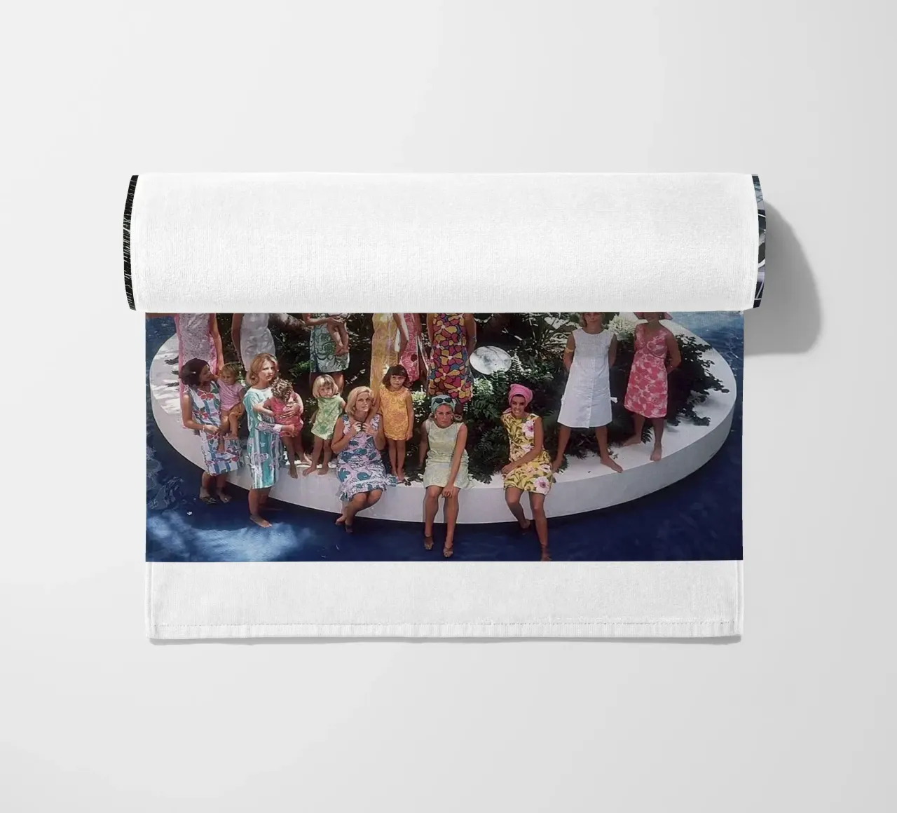 Raduno in piscina - Slim Aarons telo mare da The Poster UK