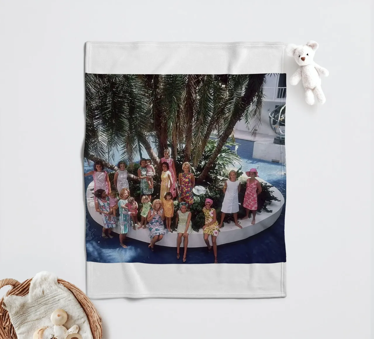 Raduno in piscina - Slim Aarons coperta in pile da The Poster UK