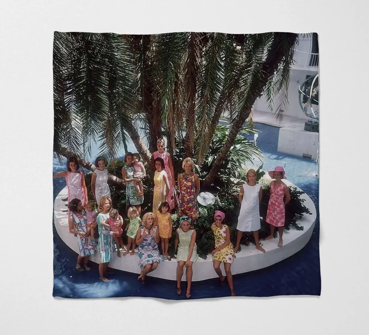 Raduno in piscina - Slim Aarons coperta in pile da The Poster UK