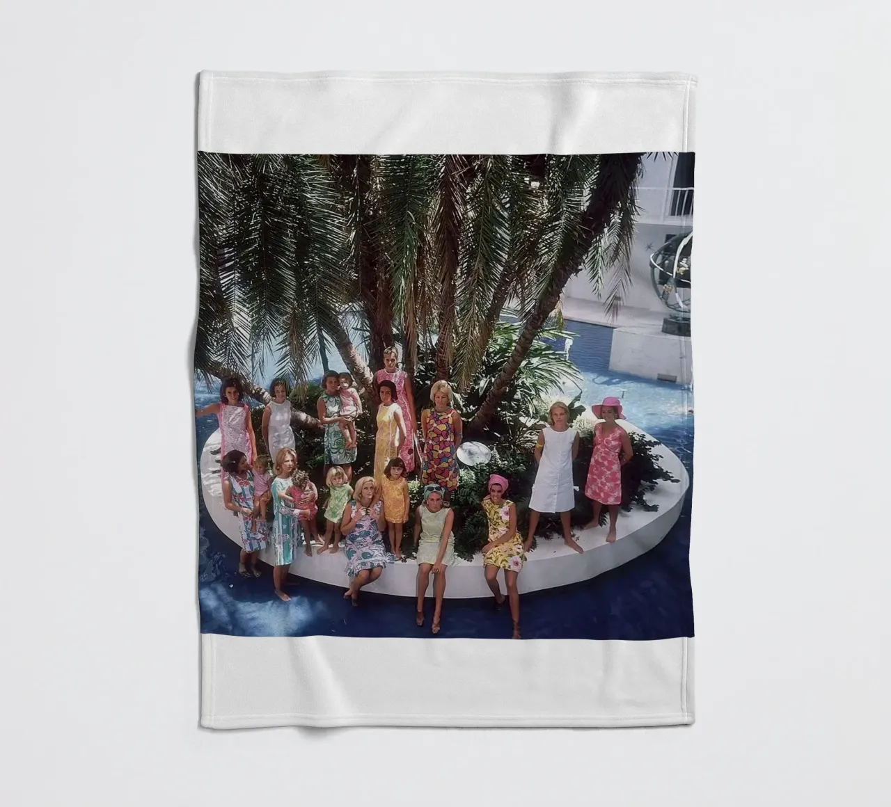 Raduno in piscina - Slim Aarons coperta in pile da The Poster UK