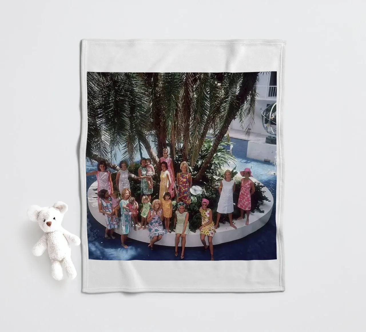 Raduno in piscina - Slim Aarons coperta in pile da The Poster UK