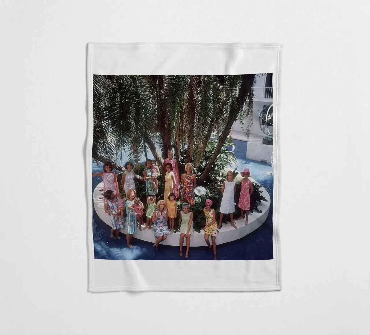 Raduno in piscina - Slim Aarons coperta in pile da The Poster UK