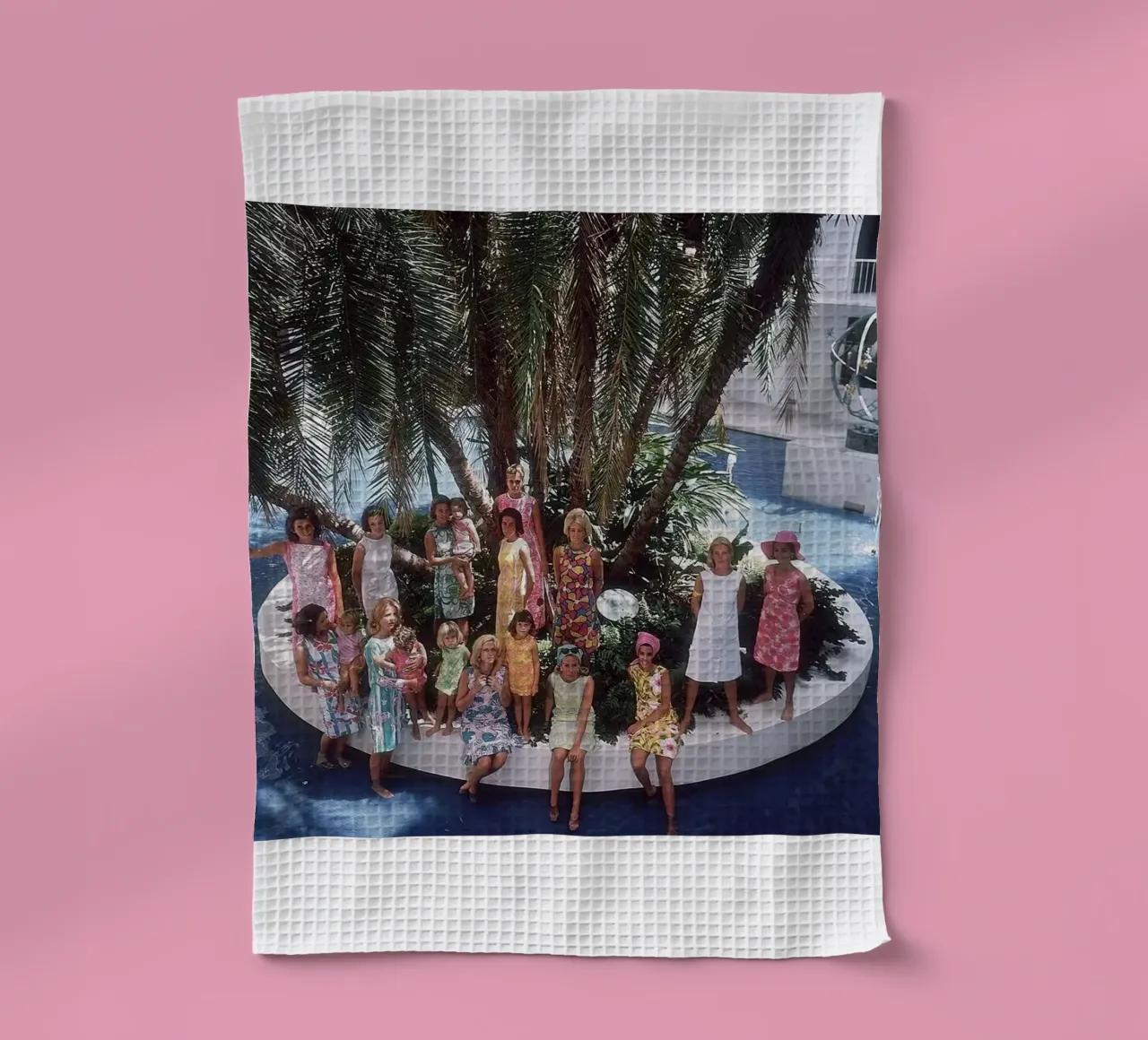Raduno in piscina - Slim Aarons canovaccio da cucina da The Poster UK