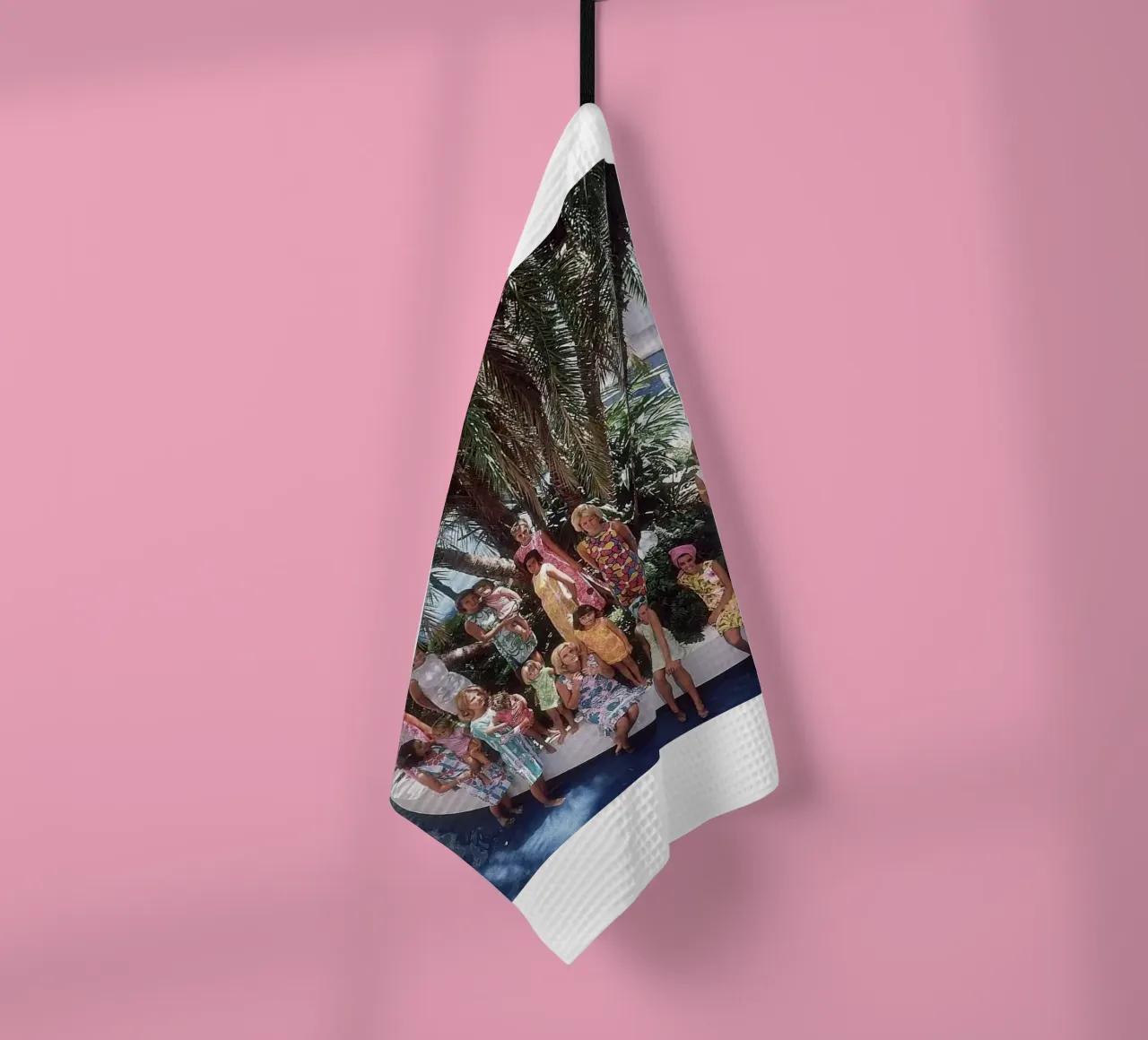 Raduno in piscina - Slim Aarons canovaccio da cucina da The Poster UK