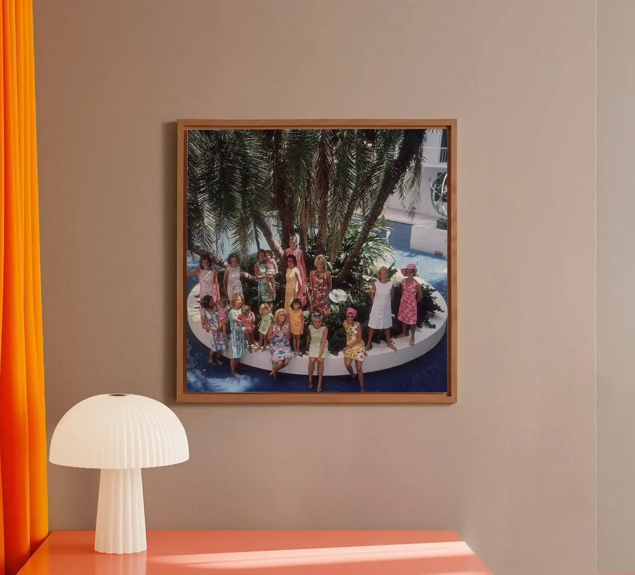 Raduno in piscina - Slim Aarons alluminio dibond da The Poster UK
