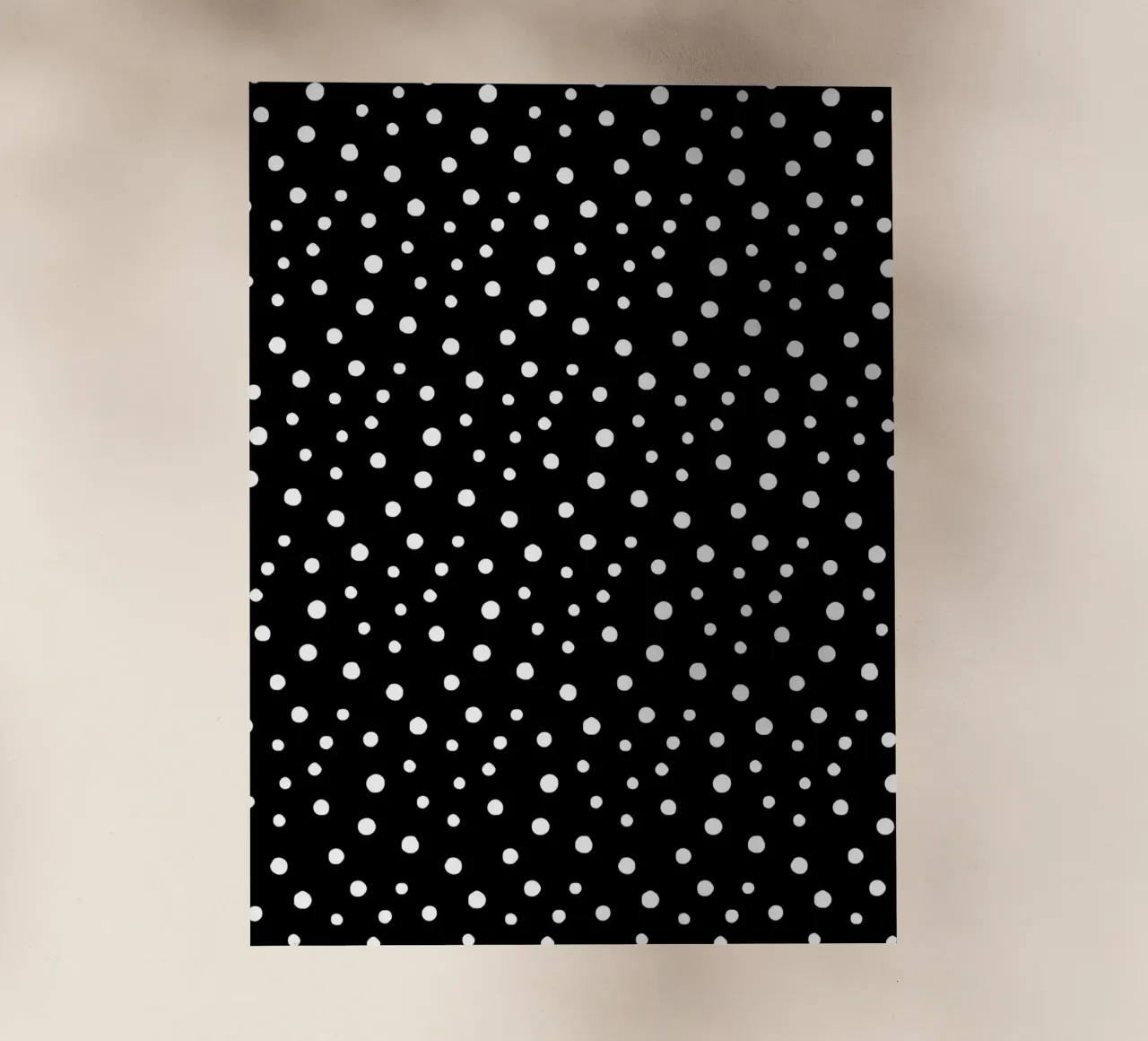 Minimal Chic Disegnato a mano a pois bianco su nero pellicola backlit da Beauty in Simplicity