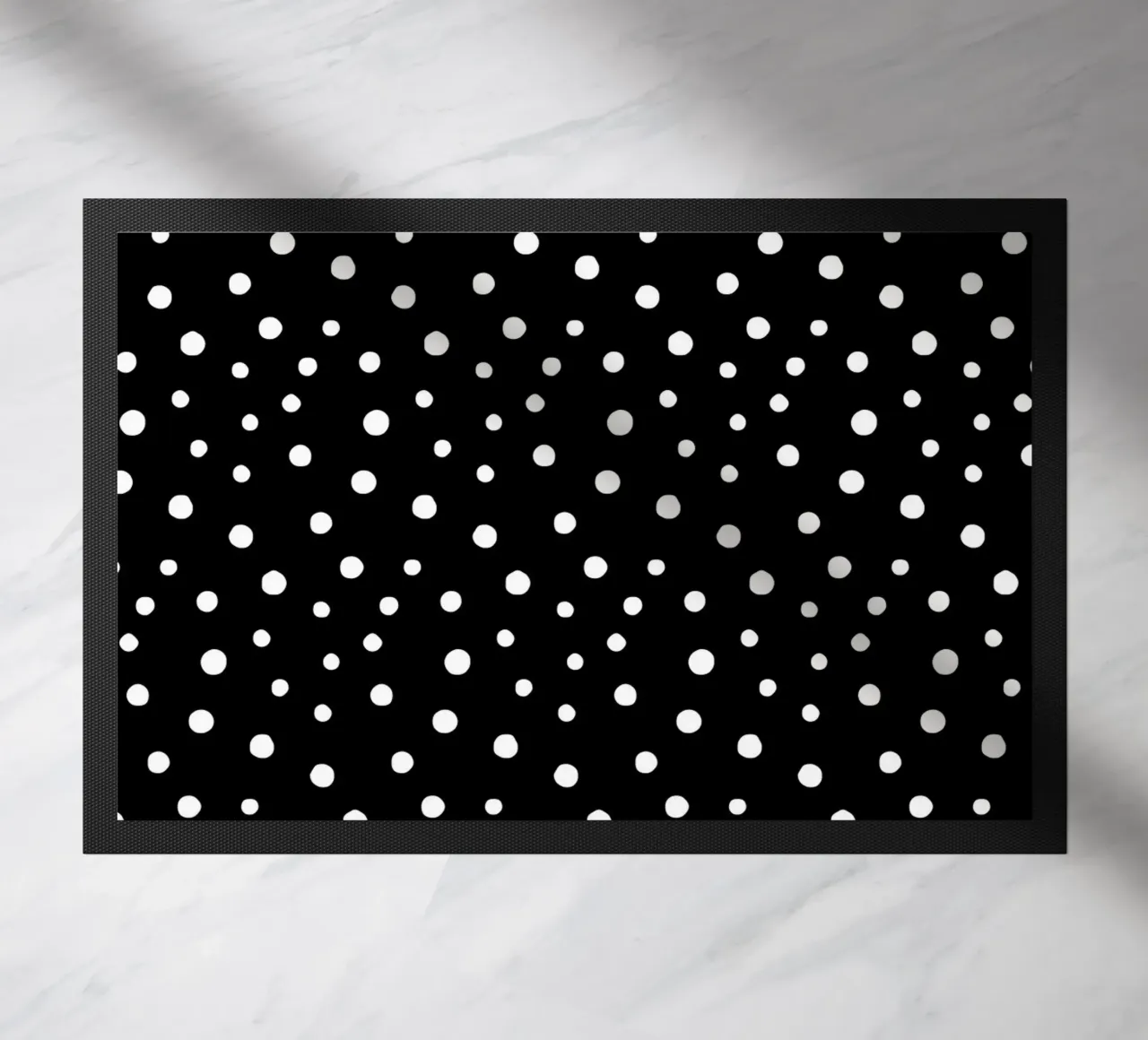 Minimal Chic Disegnato a mano a pois bianco su nero zerbino da Beauty in Simplicity