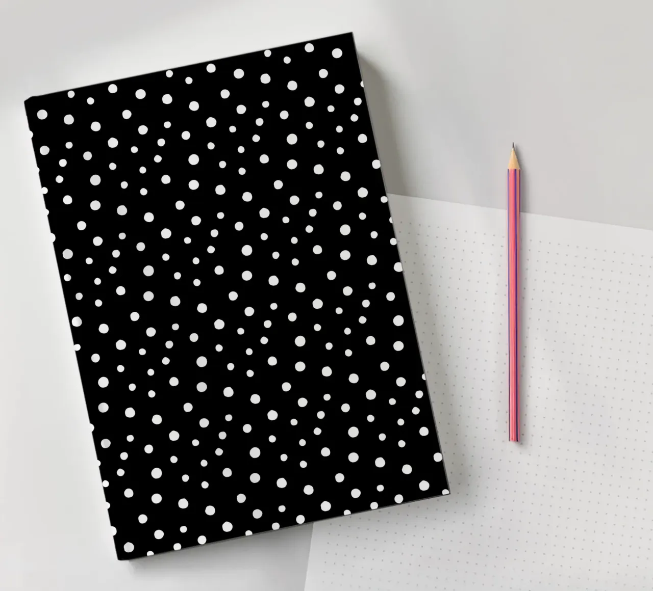 Minimal Chic Dessiné à la main Polka Dots | Blanc sur Noir carnet de notes de Beauty in Simplicity