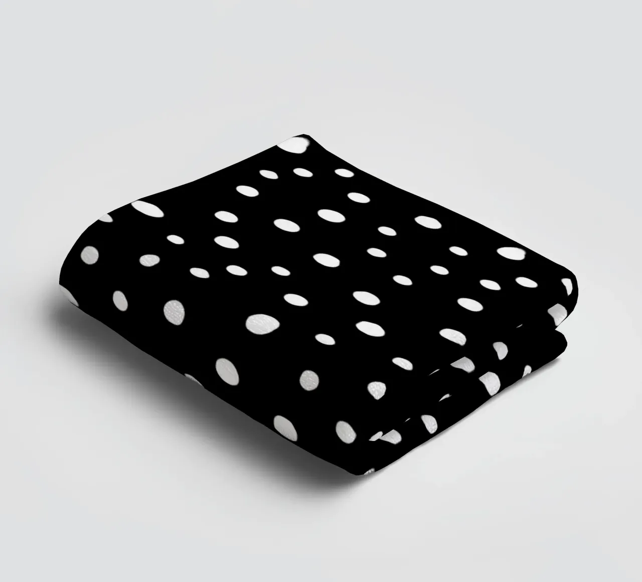 Minimal Chic Hand gezeichnet Polka Dots | Weiß auf Schwarz Handtuch von Beauty in Simplicity