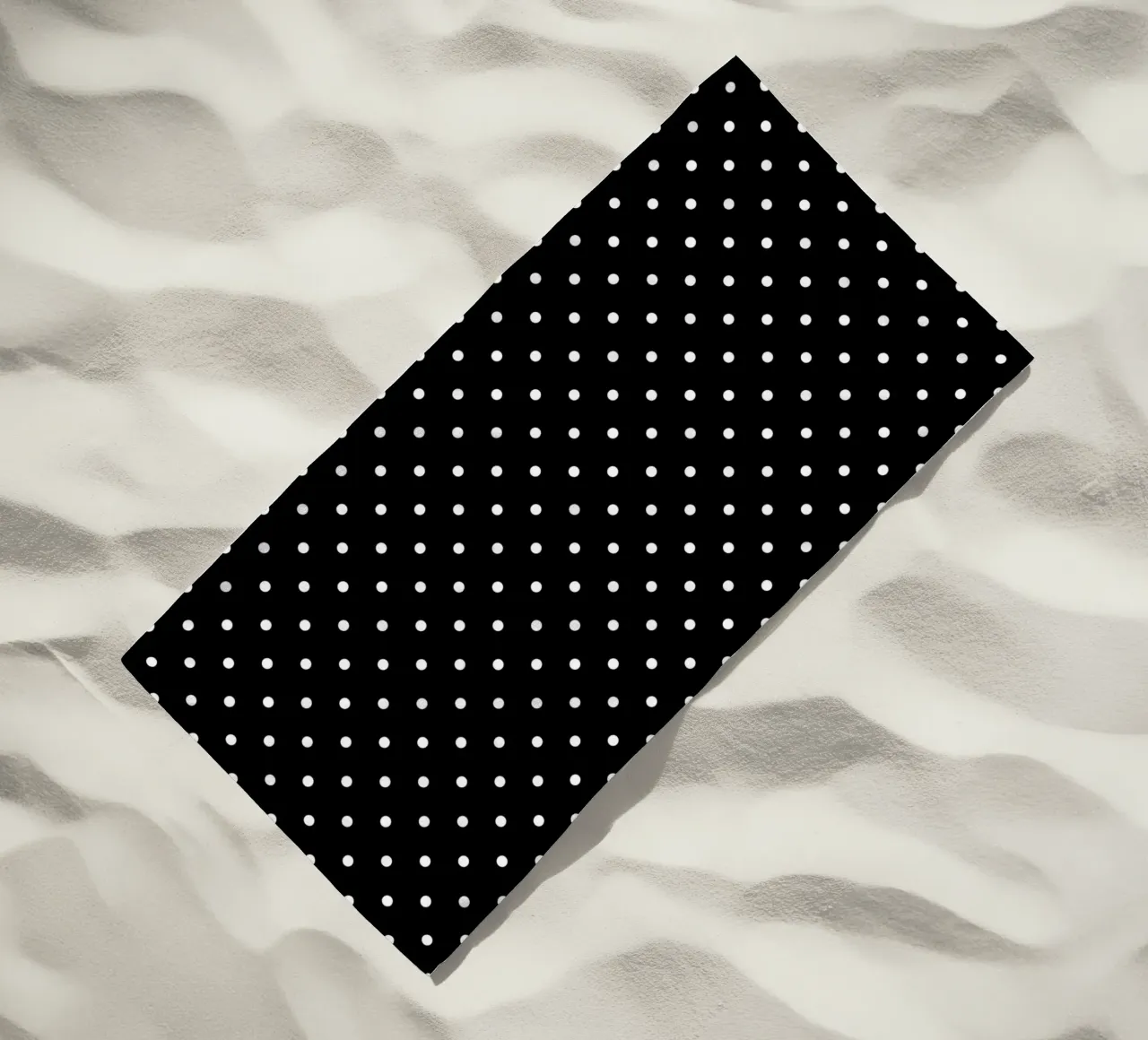 Minimal Basic Classic Polka Dots | Bianco su nero telo mare da Beauty in Simplicity