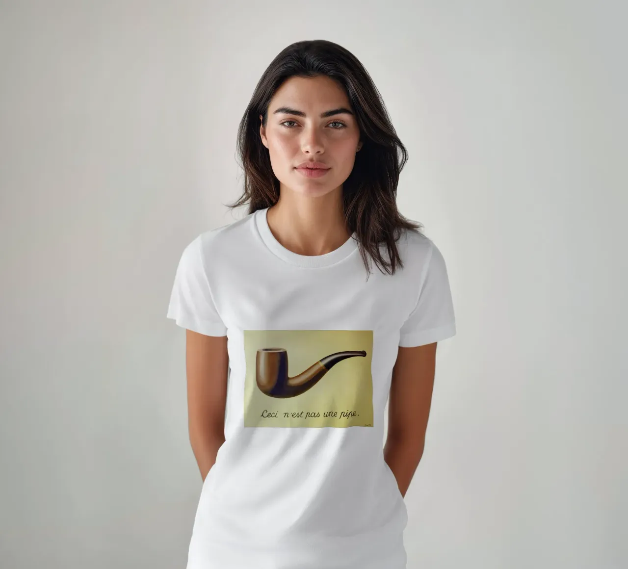 Ceci n'est pas une pipe) di René Magritte t-shirt da Chérie Prints