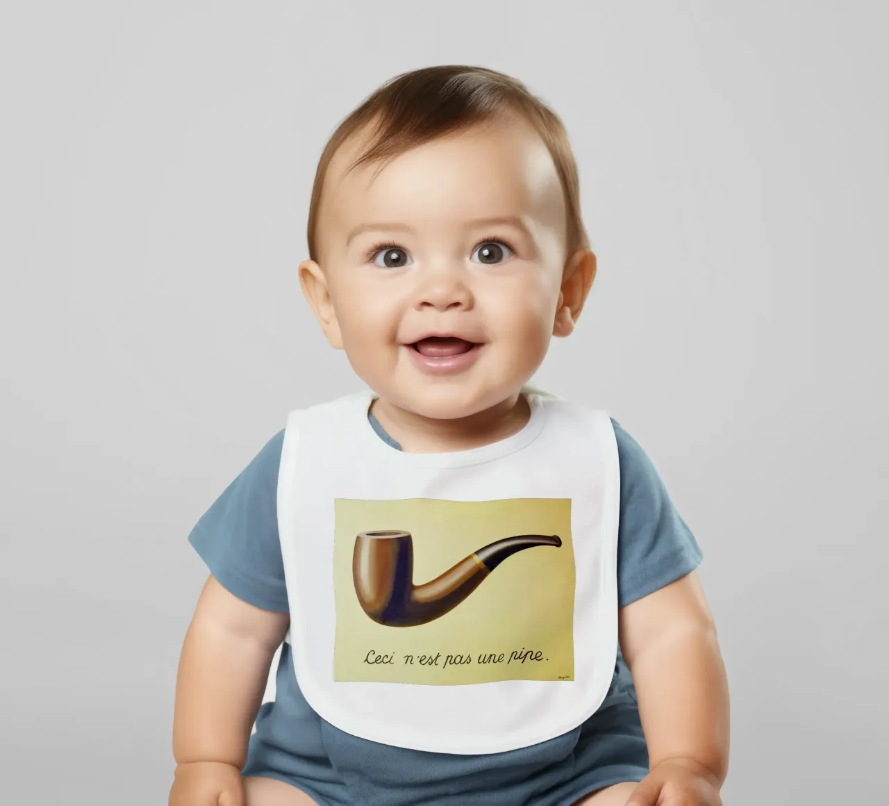 Ceci n'est pas une pipe) di René Magritte bavaglino da Chérie Prints