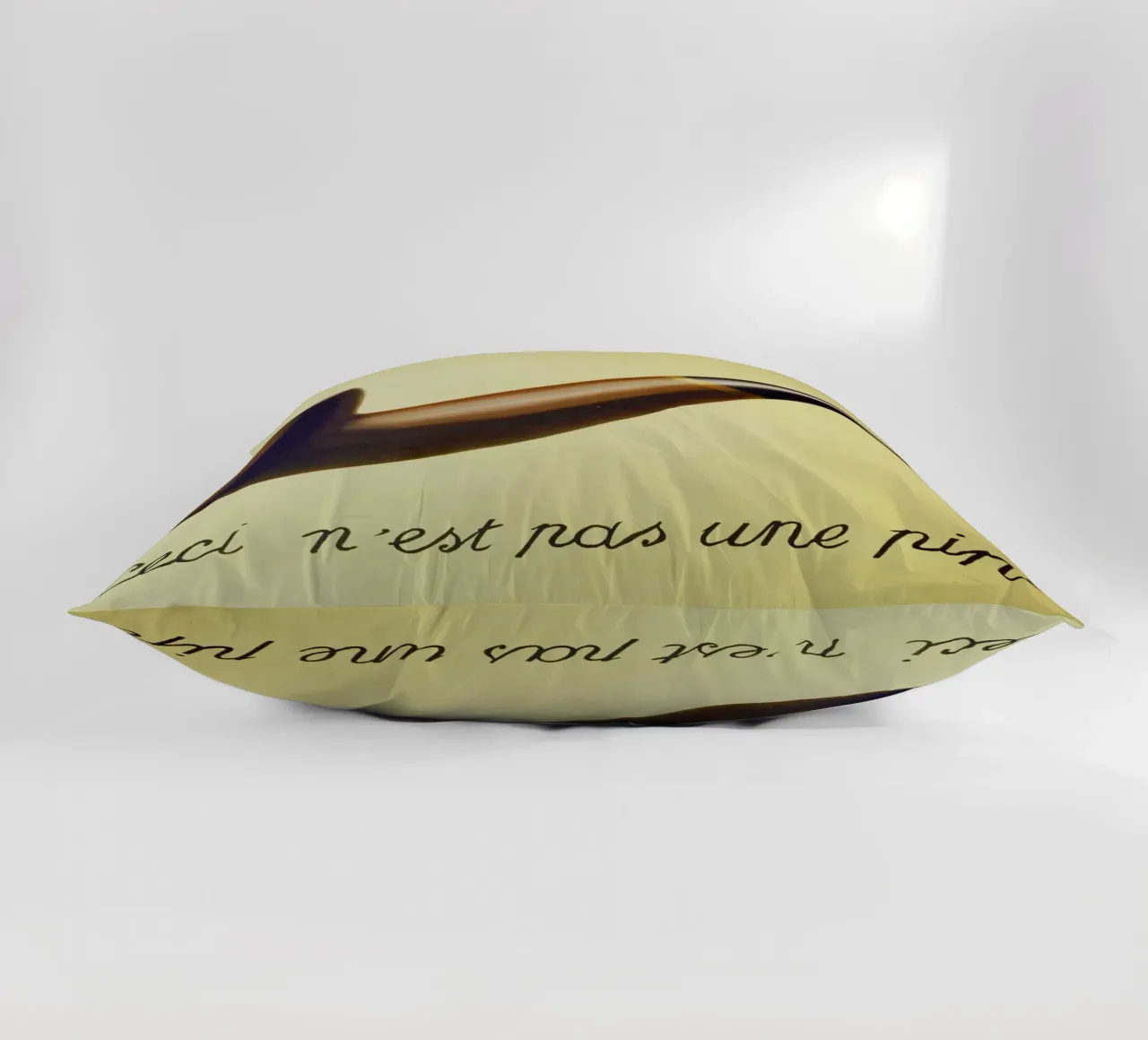 Ceci n'est pas une pipe) di René Magritte cuscino da Chérie Prints
