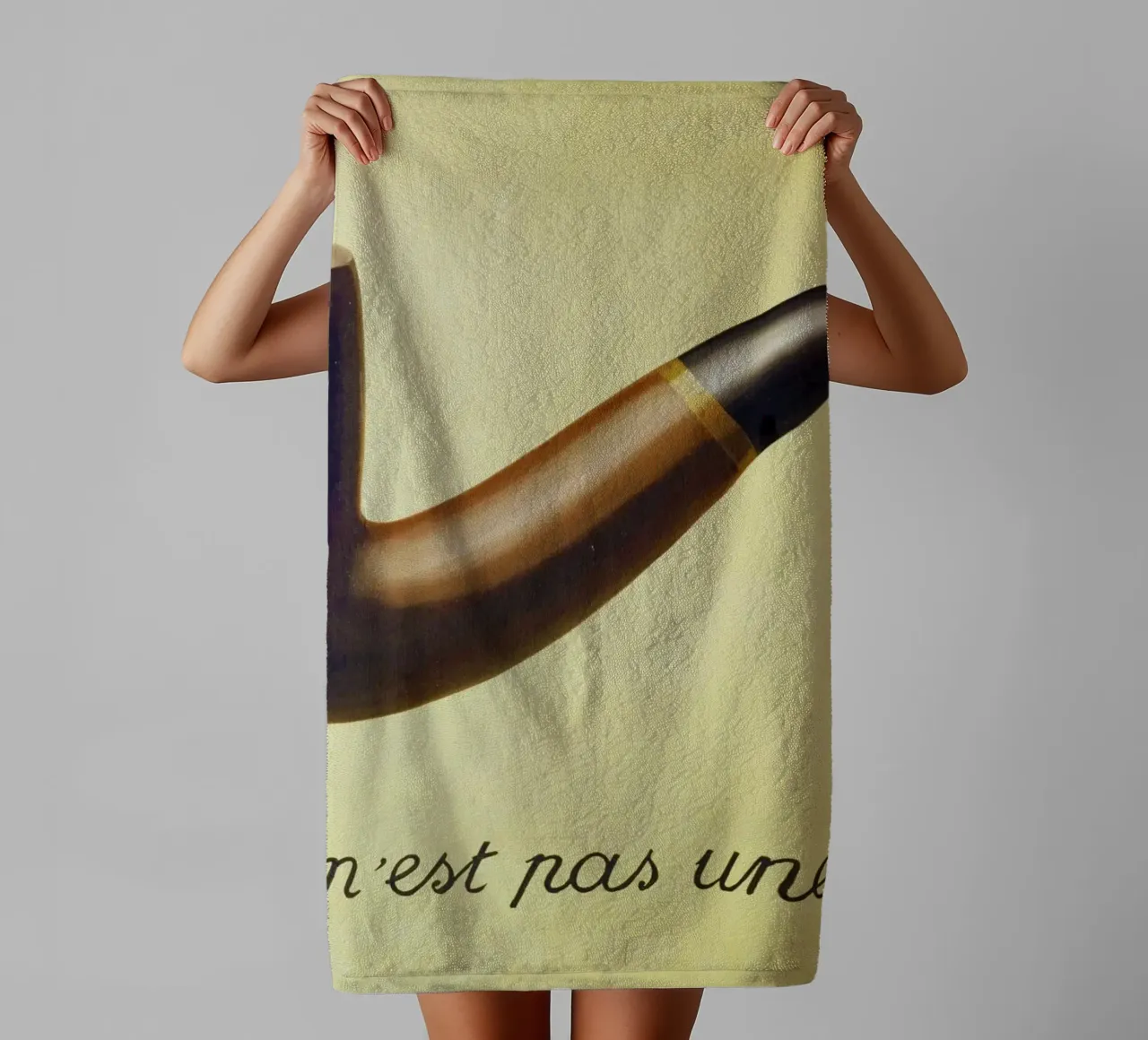 Ceci n'est pas une pipe) di René Magritte asciugamano da bagno da Chérie Prints