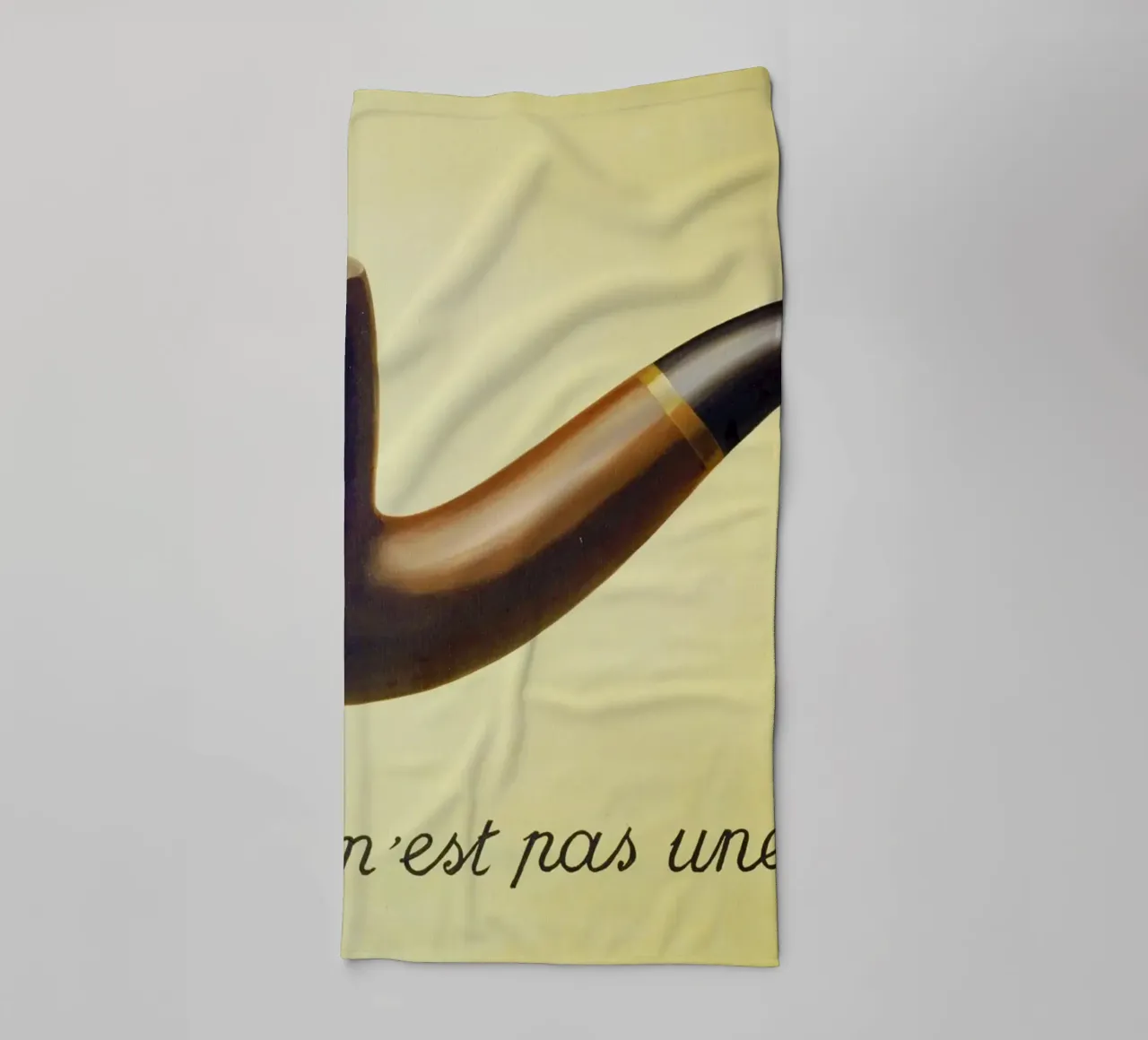 Ceci n'est pas une pipe) di René Magritte asciugamano da bagno da Chérie Prints
