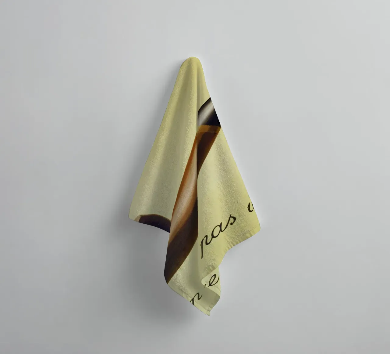 Ceci n'est pas une pipe) di René Magritte asciugamano da bagno da Chérie Prints