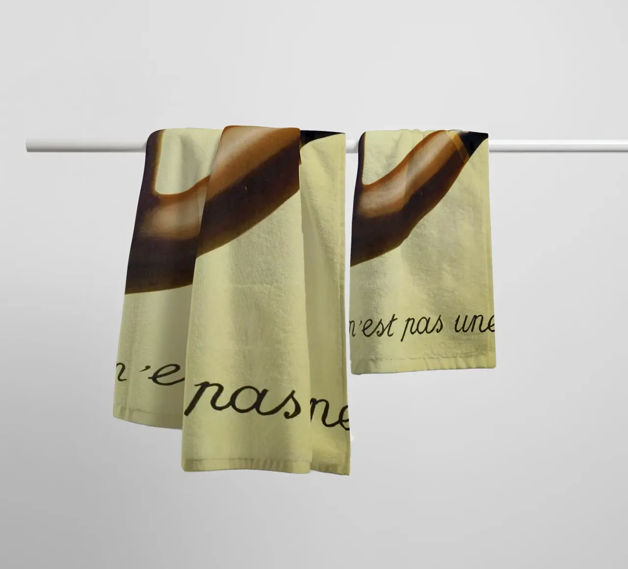 Ceci n'est pas une pipe) di René Magritte asciugamano da bagno da Chérie Prints