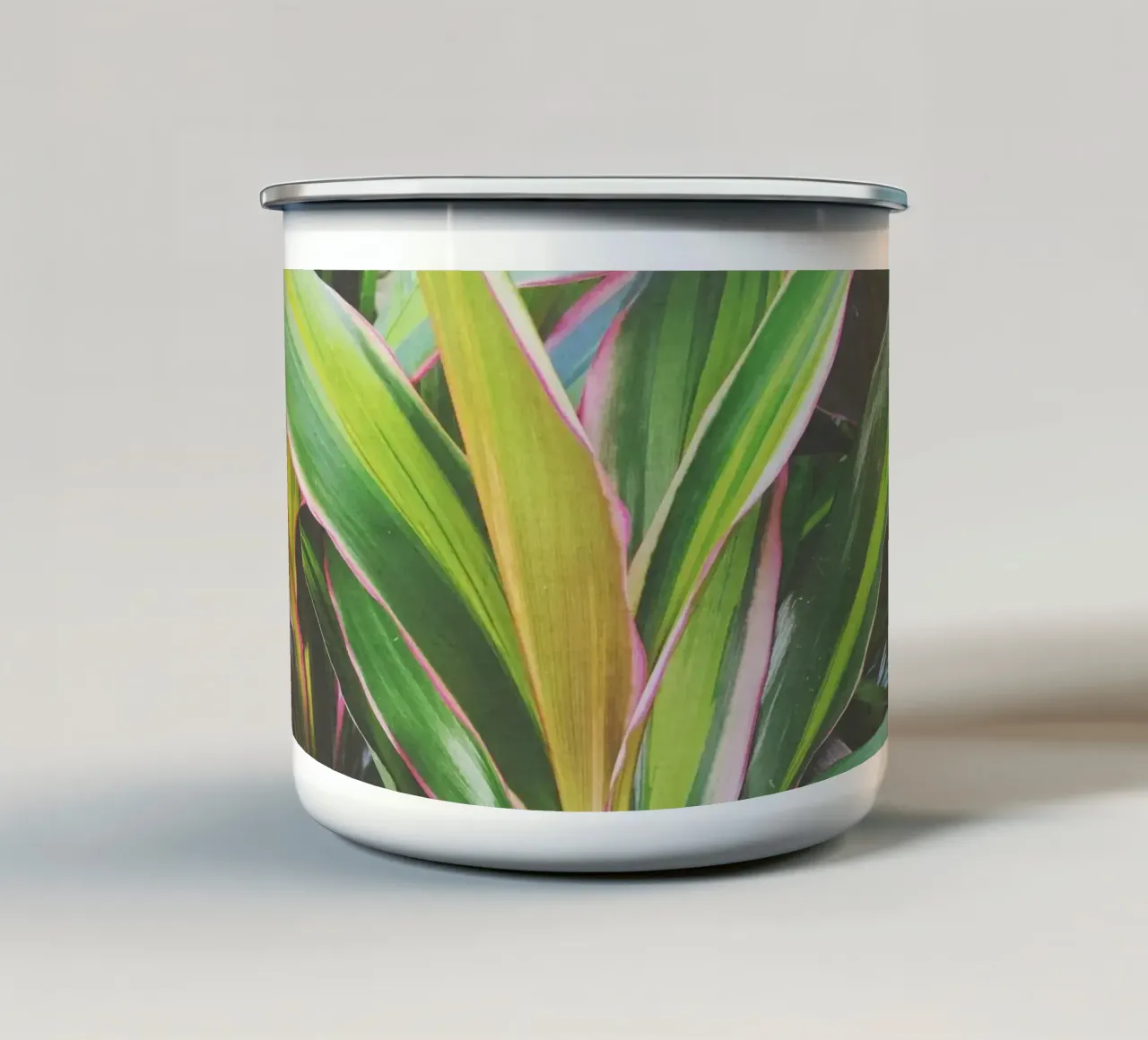 Fogliame II tazza in smalto da Cassia Beck Photography
