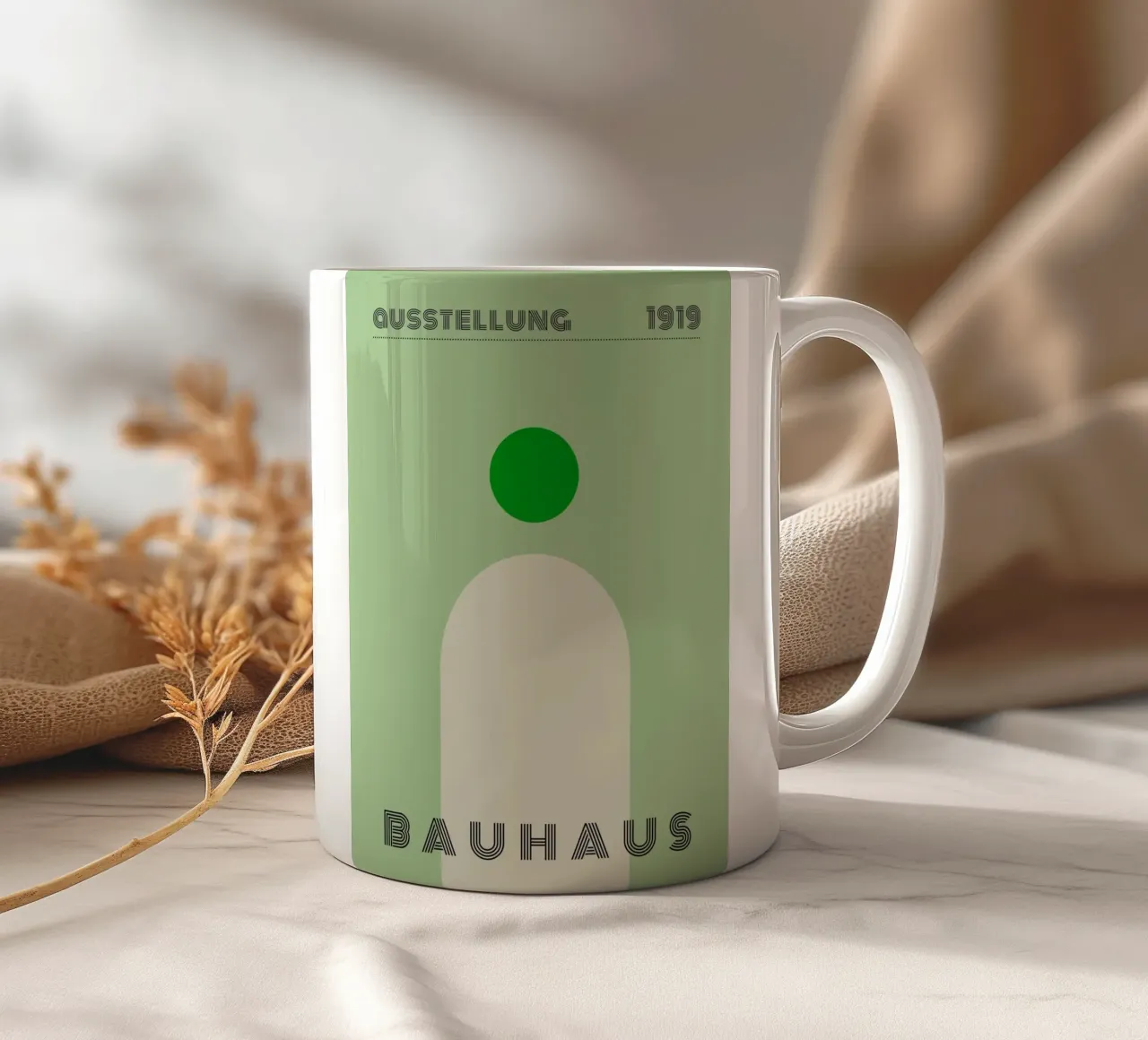 Bauhaus Poster – Grün Minimal 1919 Keramik Tasse von Studio Vibe