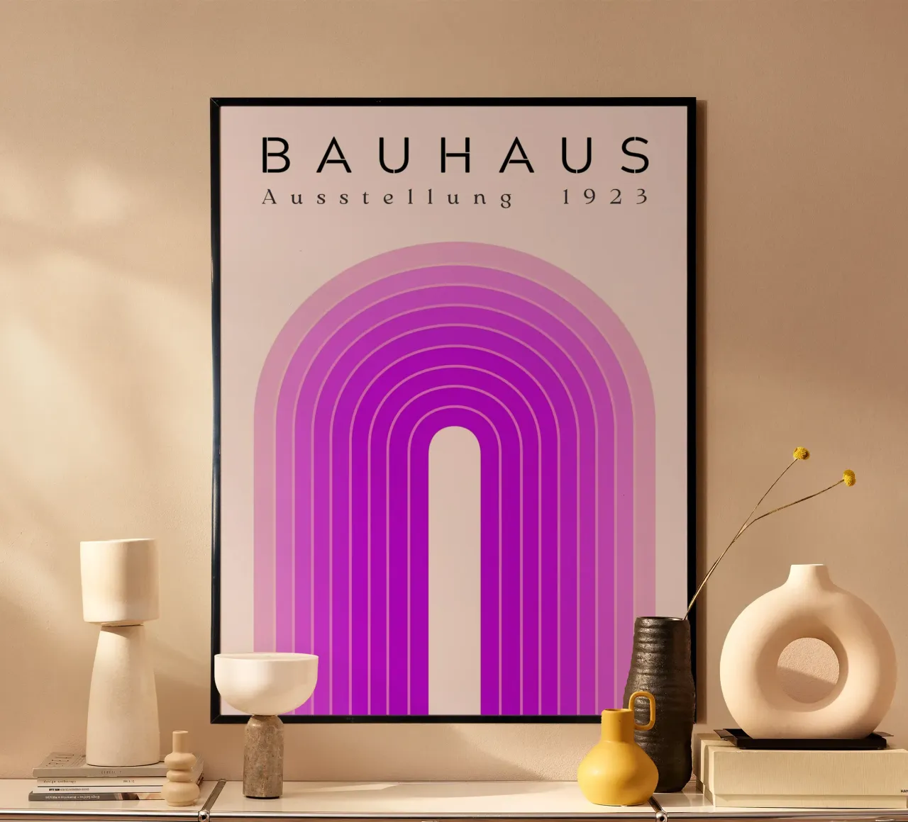 Poster Bauhaus - Arco viola e rosa poster con telaio in alluminio da Studio Vibe