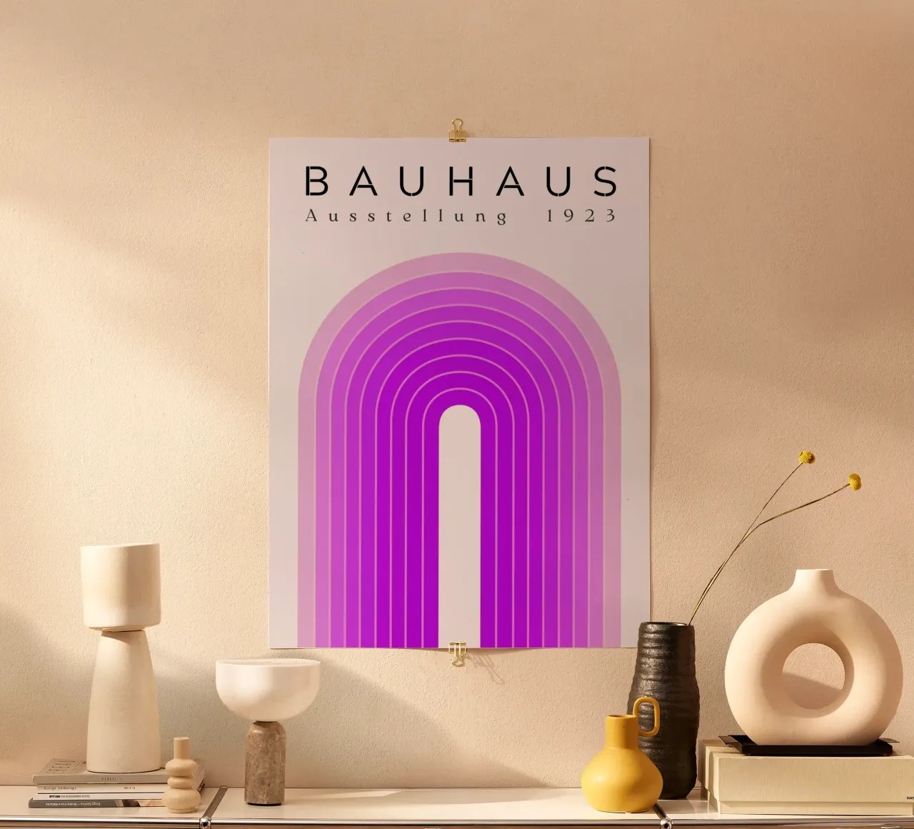 Poster Bauhaus - Arco viola e rosa poster con telaio in alluminio da Studio Vibe