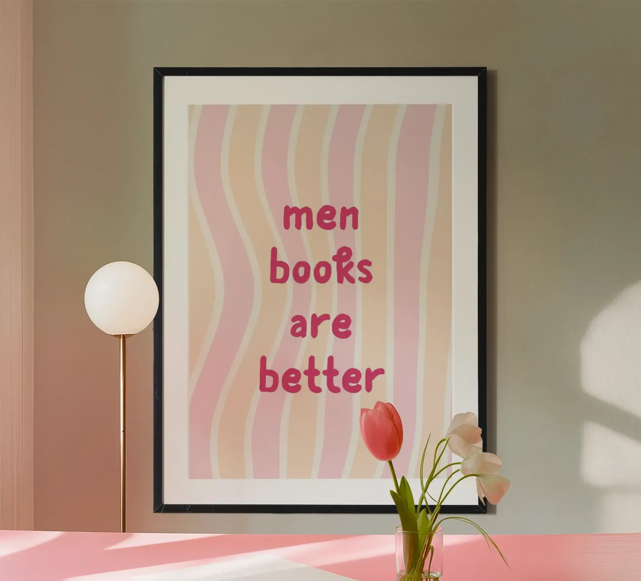 Poster con citazione umoristica "I libri degli uomini sono migliori". poster con telaio in legno da vintagepod